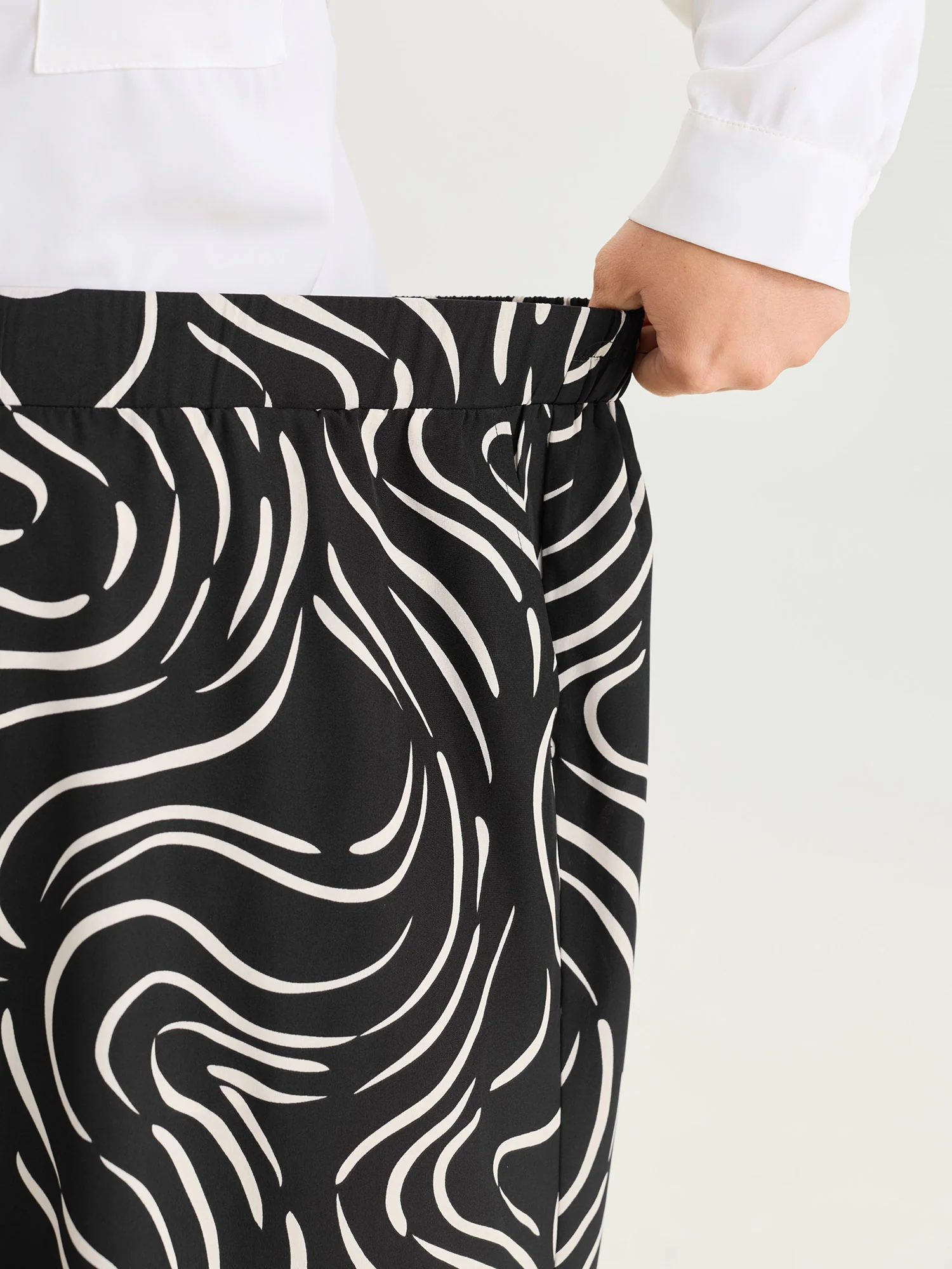 Geometric Print Elastic Waist Pants - Image 4