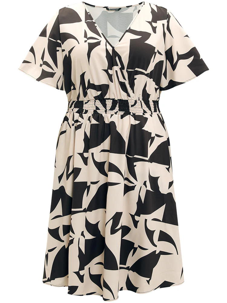 Geometric Print Pocket Surplice Neck Shirred Dress - Image 10