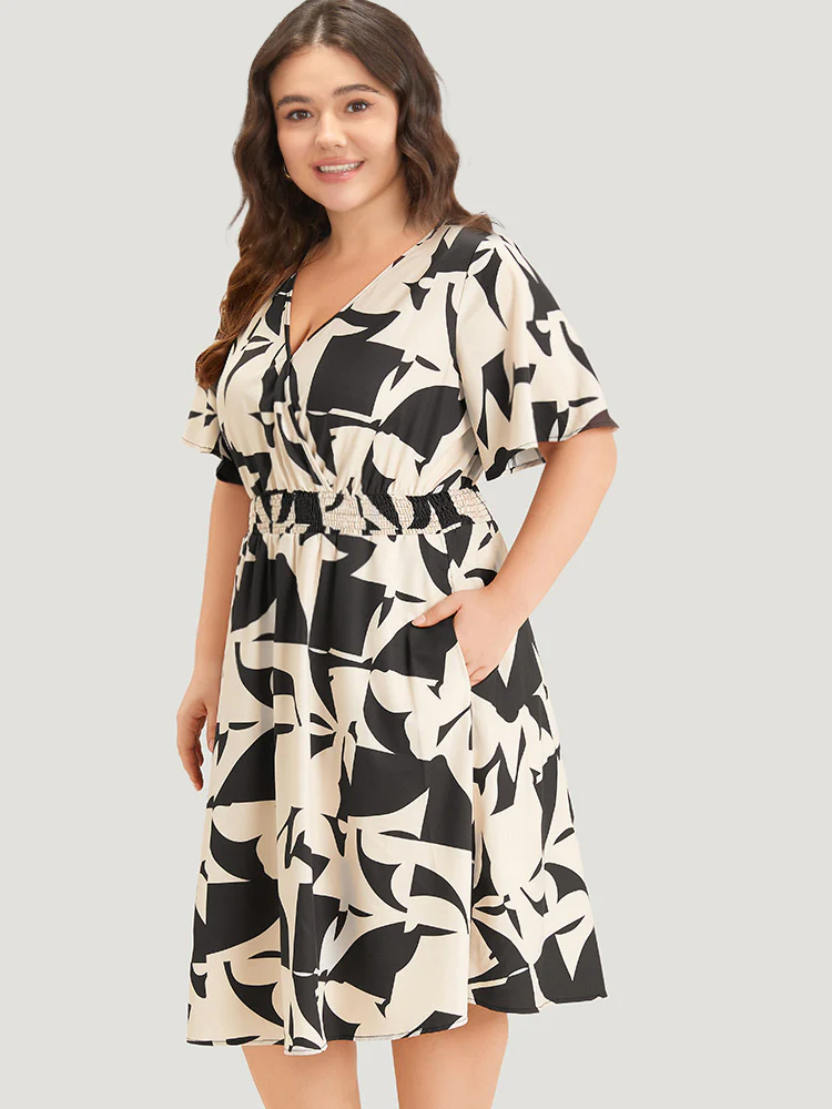 Geometric Print Pocket Surplice Neck Shirred Dress - Image 2