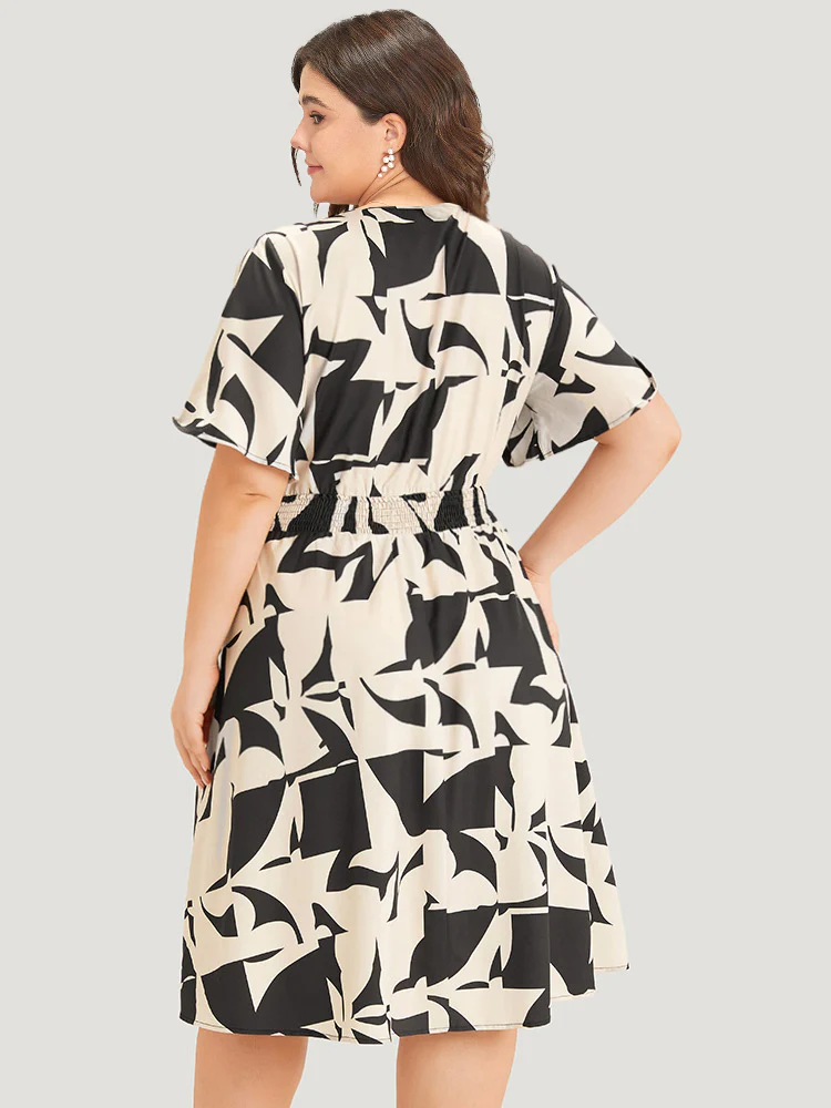 Geometric Print Pocket Surplice Neck Shirred Dress - Image 3