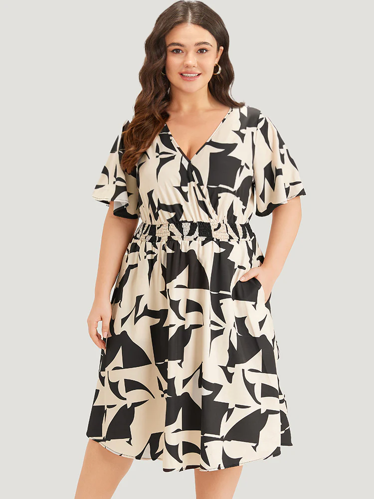 Geometric Print Pocket Surplice Neck Shirred Dress - Image 4