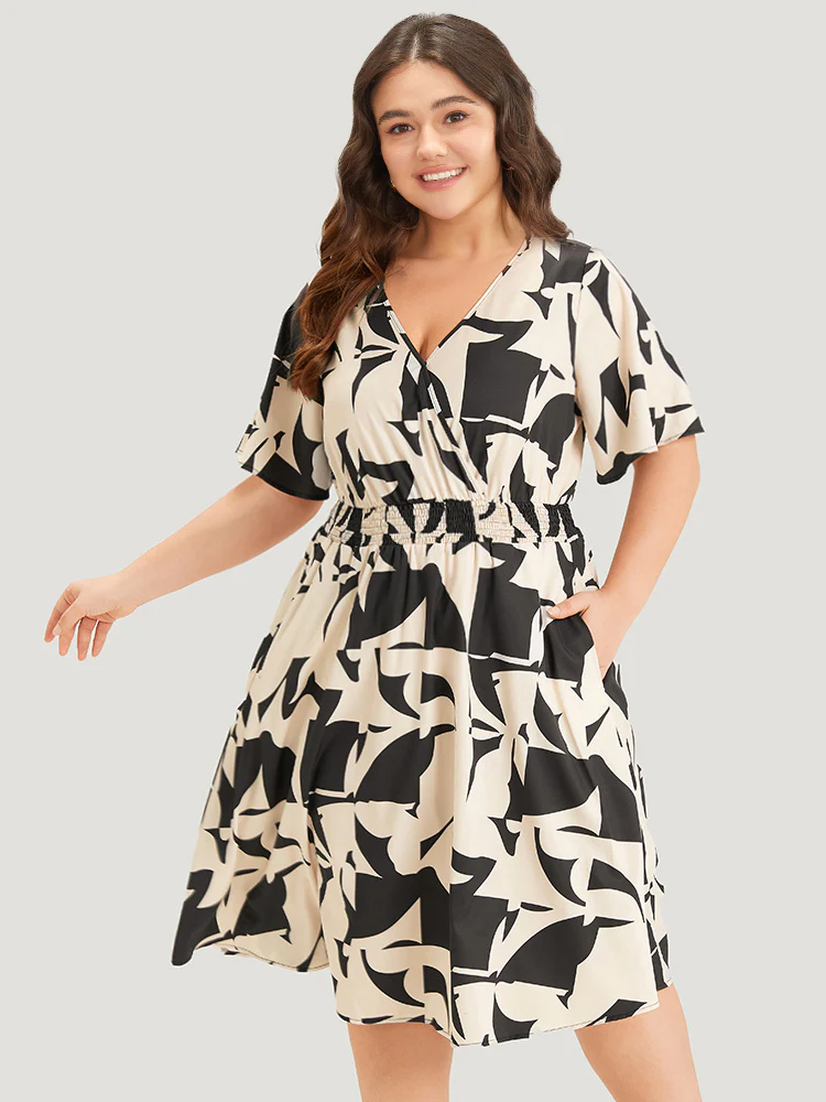 Geometric Print Pocket Surplice Neck Shirred Dress - Image 5