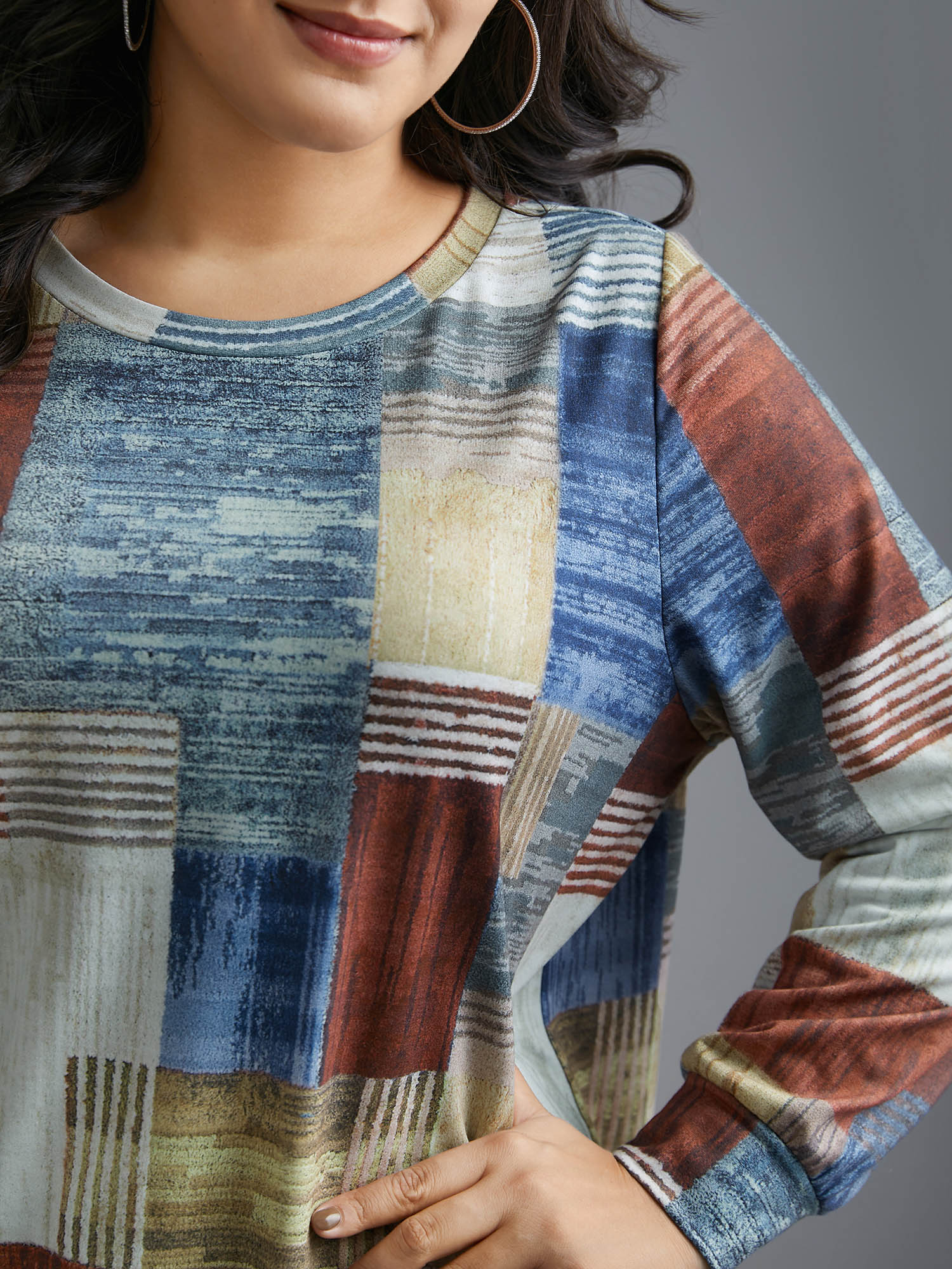 Geometric Print Round Neck Sweatshirt - Image 4