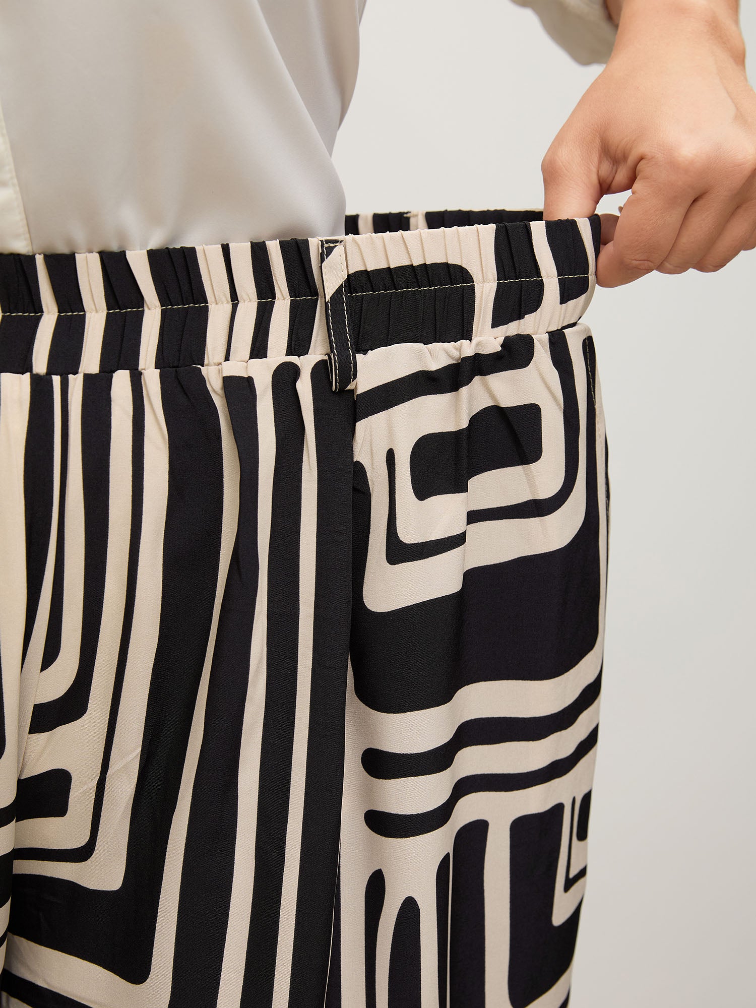 Geometric Print Wide-Leg Belted Pants - Image 3