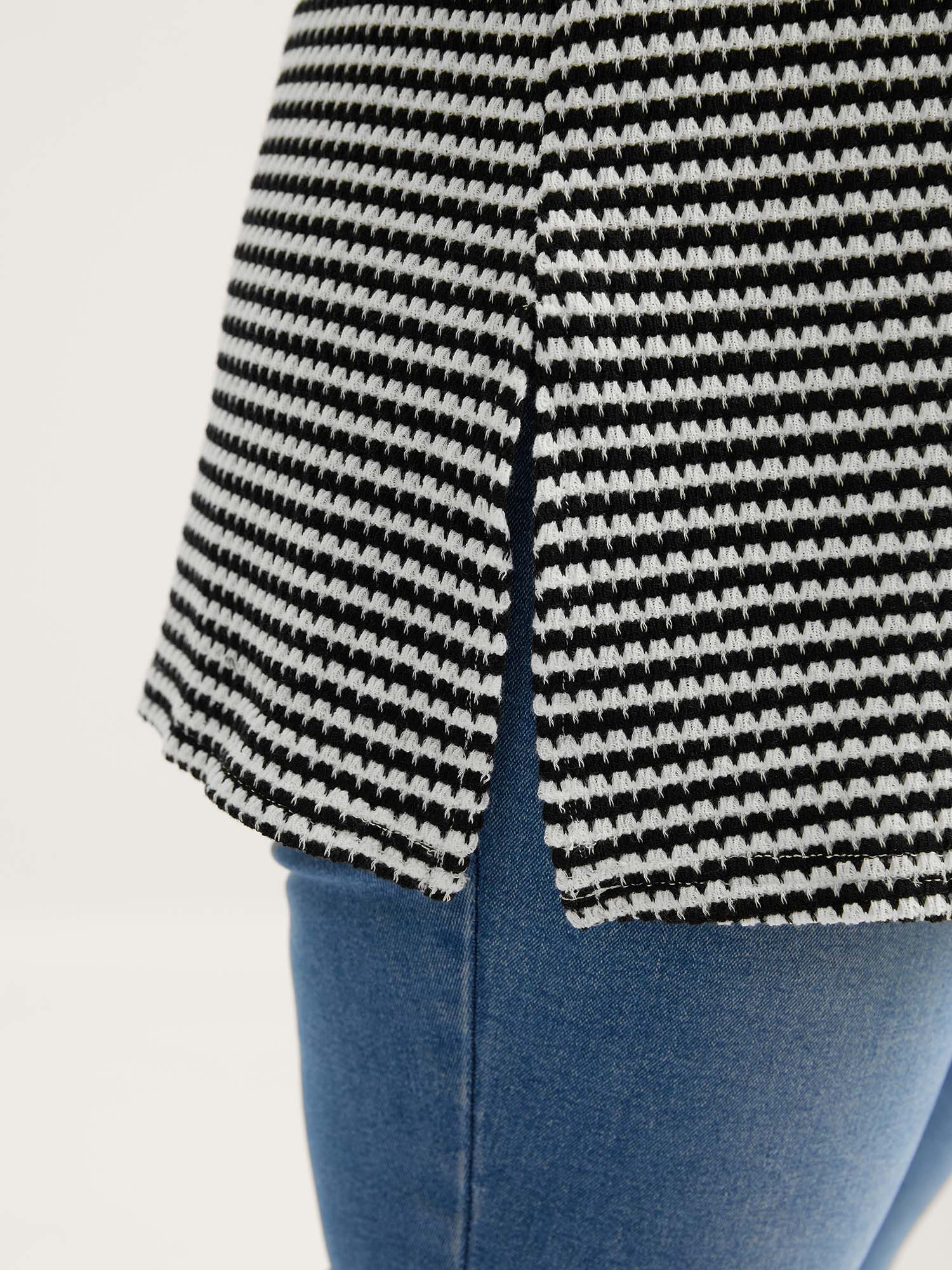 Geometric Texture Split Hem T-Shirt - Image 3