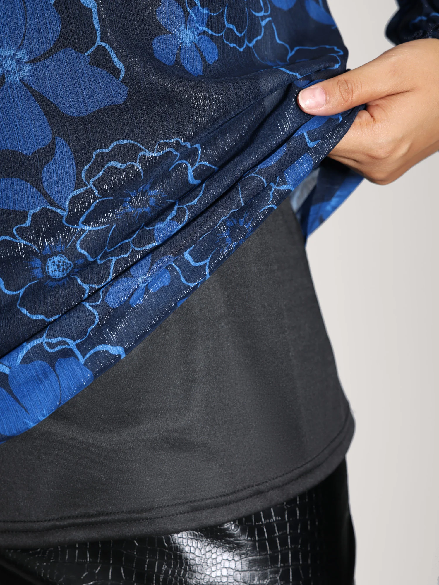 Gold-Threaded Chiffon Floral Print Lined Blouse - Image 4