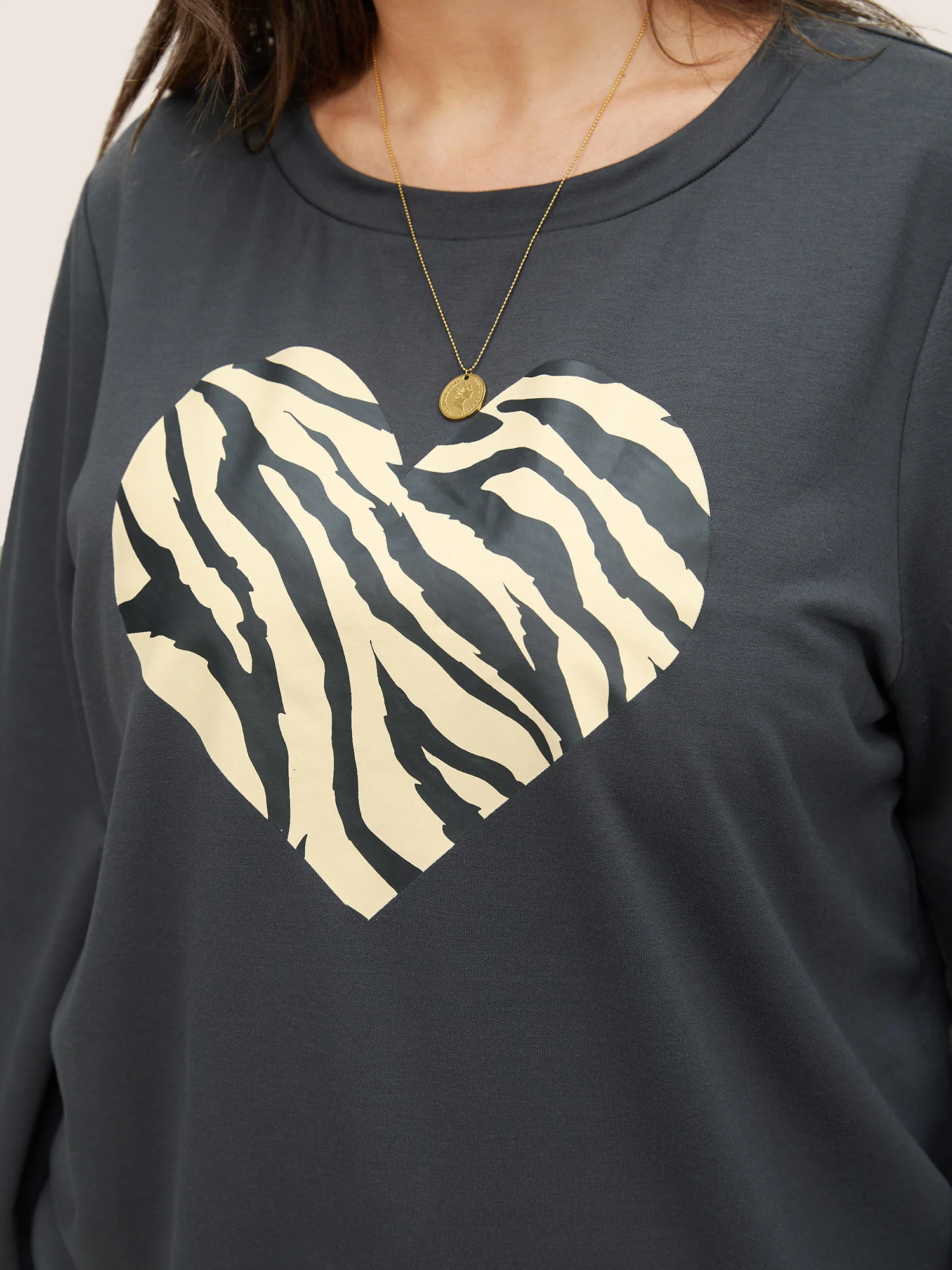 Heart Pattern Contrast Crew Neck Sweatshirt - Image 4