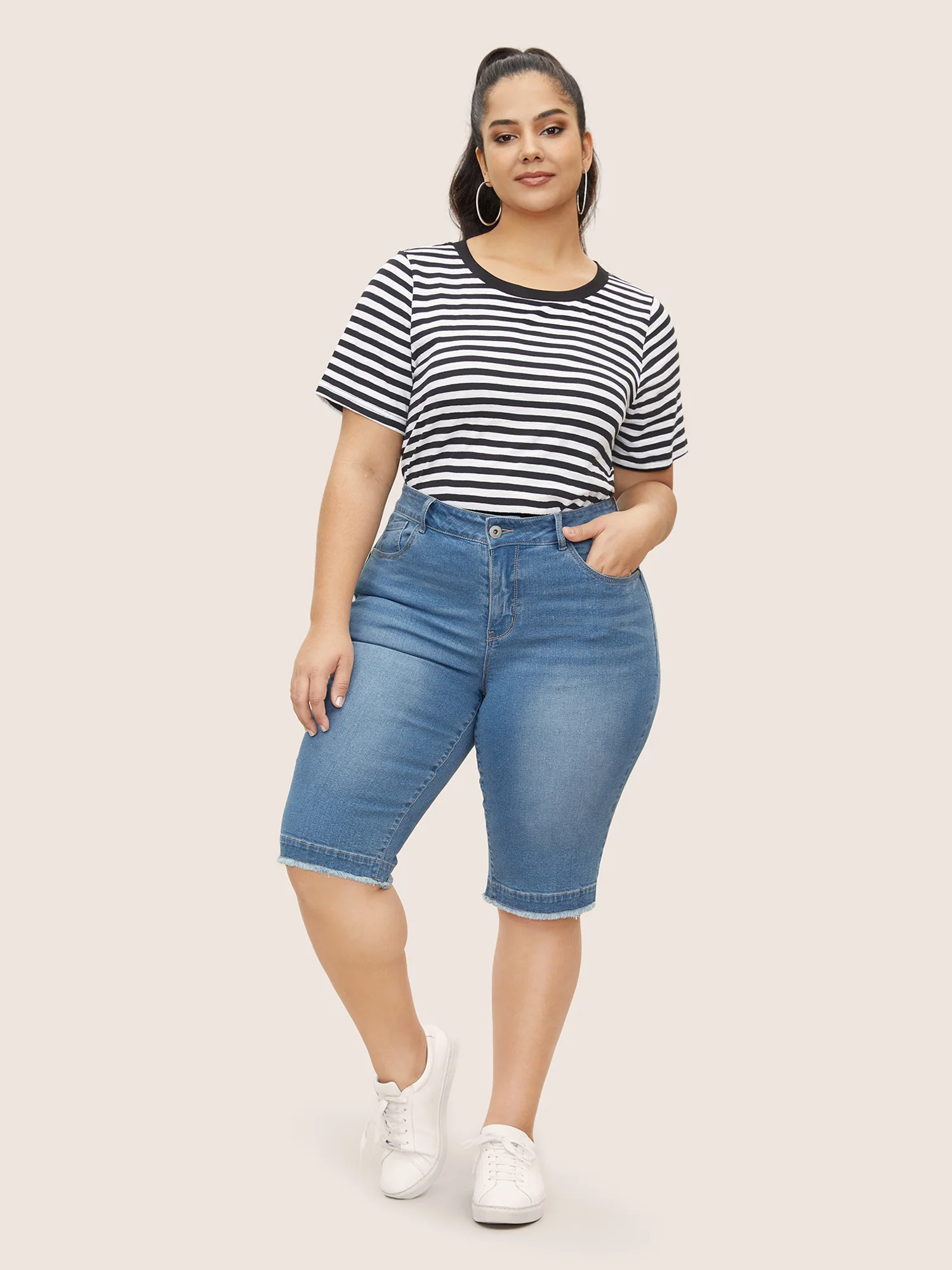 High Rise Frayed Hem Light Wash Jeans - Image 2