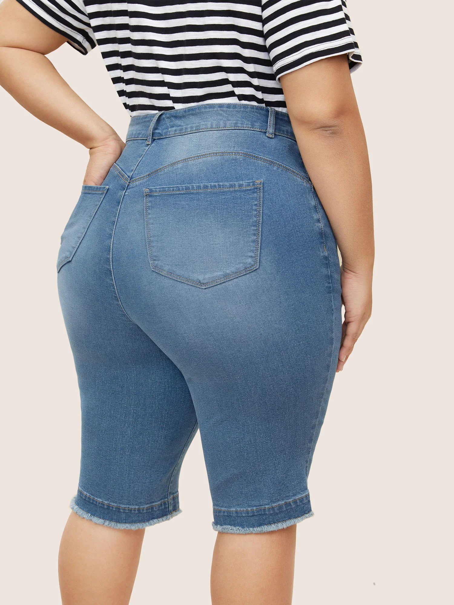 High Rise Frayed Hem Light Wash Jeans - Image 3