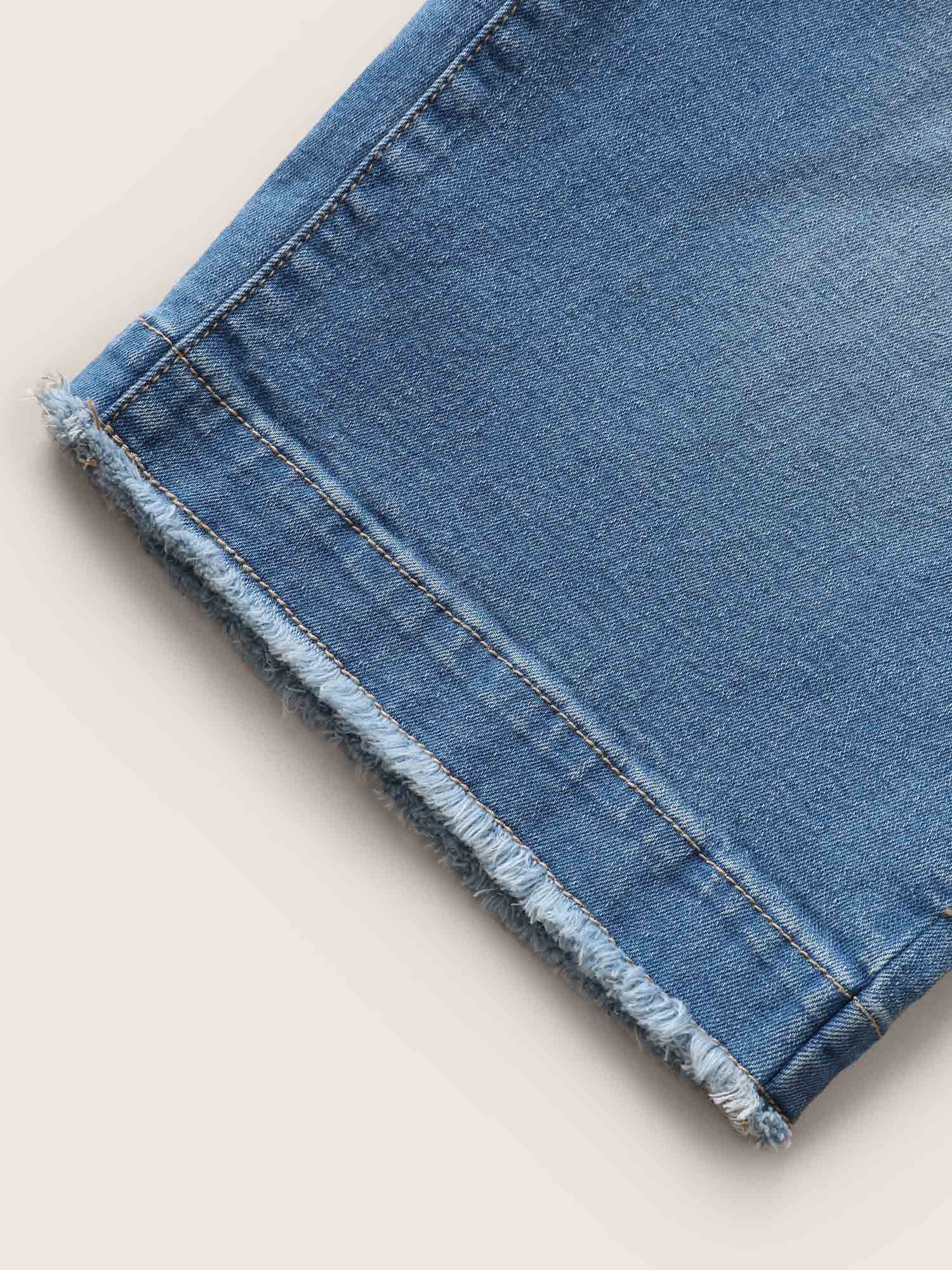 High Rise Frayed Hem Light Wash Jeans - Image 7