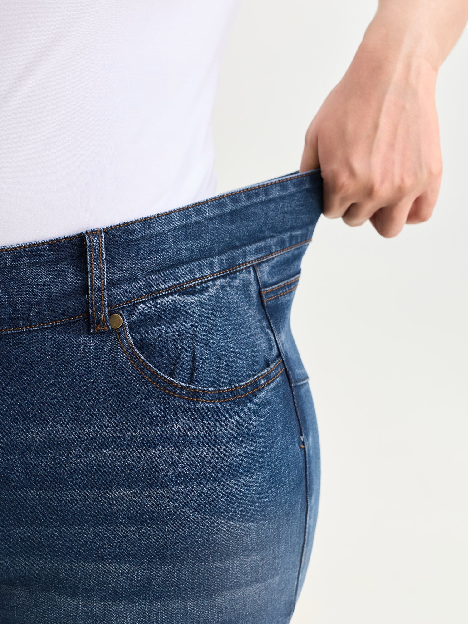 High Waisted Wash Double Buttons Jeans - Image 4