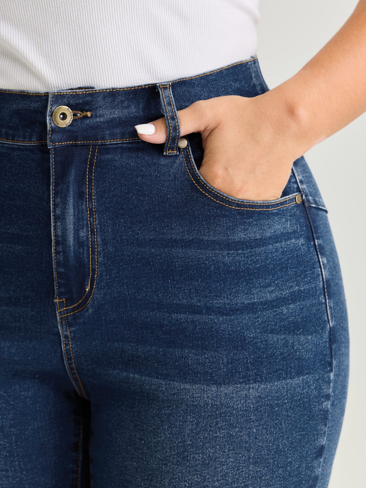Hip Lifting No Gap Waist Skinny-Fit Denim Shorts - Image 4
