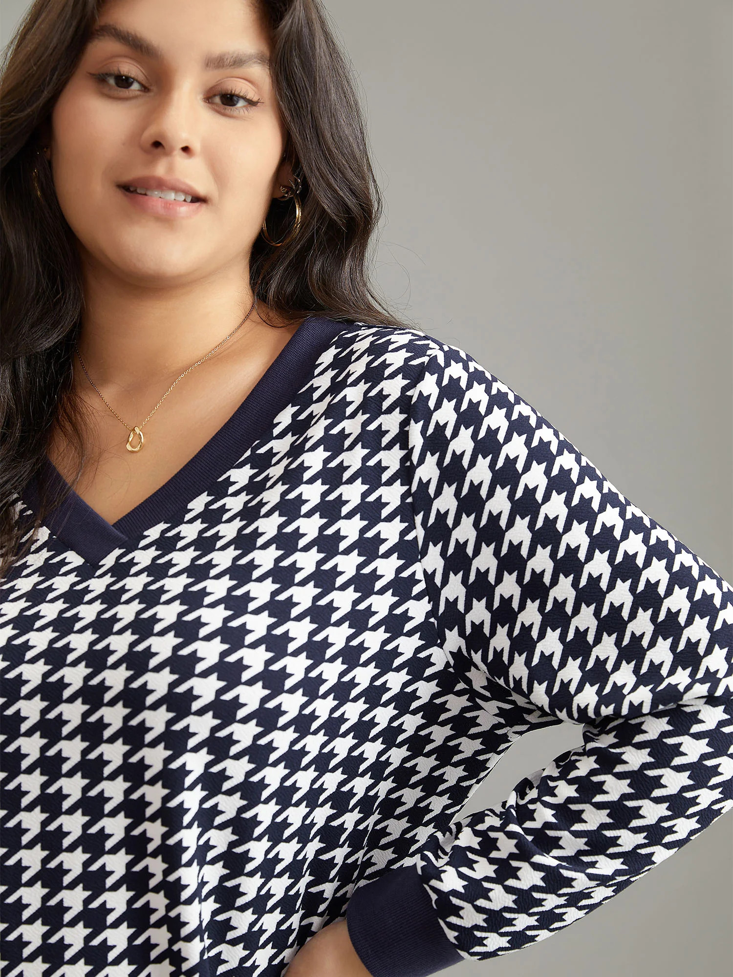 Houndstooth Contrast V Neck Sweatshirt - Image 4