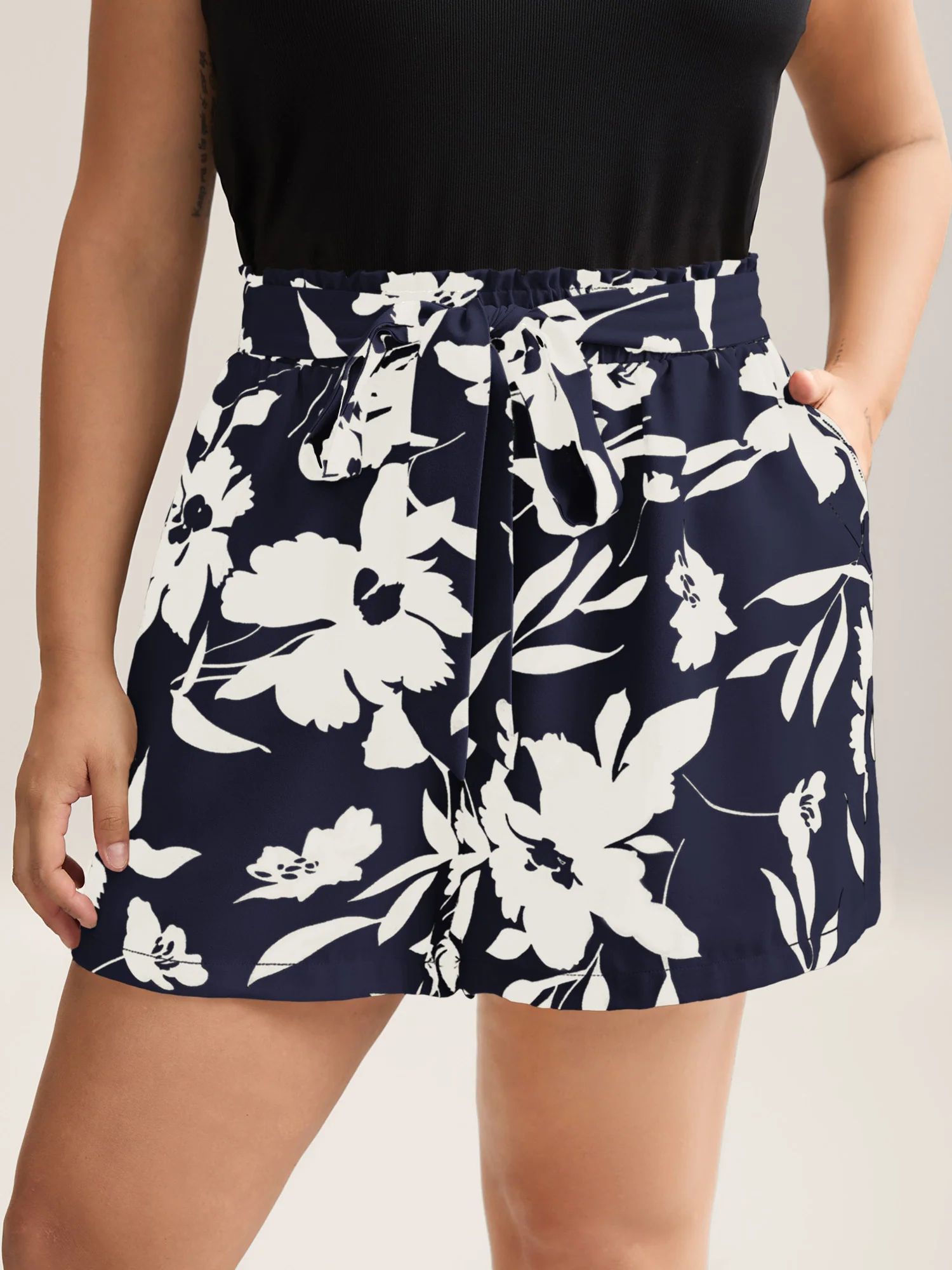 Large Flower Print Belted Straight-Leg Shorts - Image 12