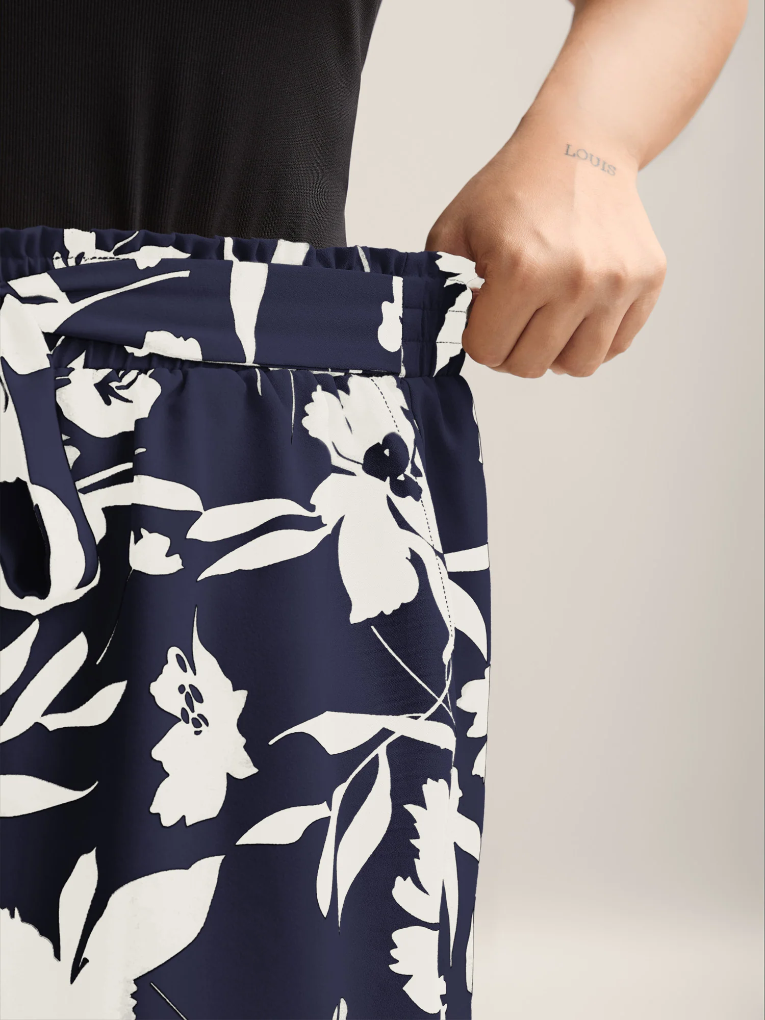 Large Flower Print Belted Straight-Leg Shorts - Image 13