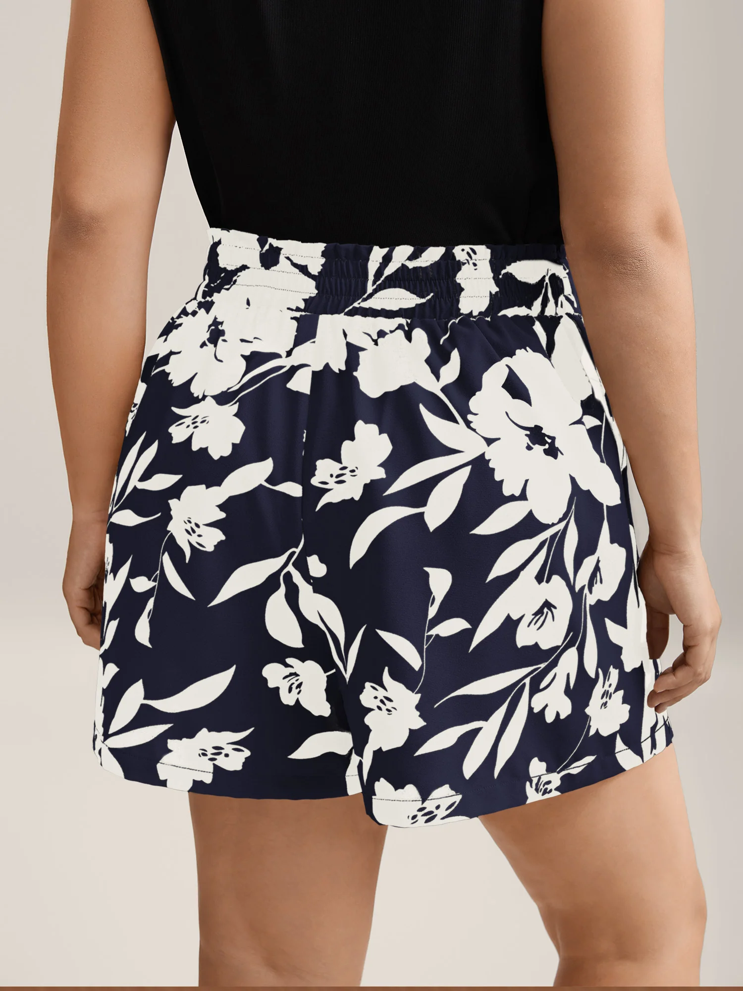 Large Flower Print Belted Straight-Leg Shorts - Image 15