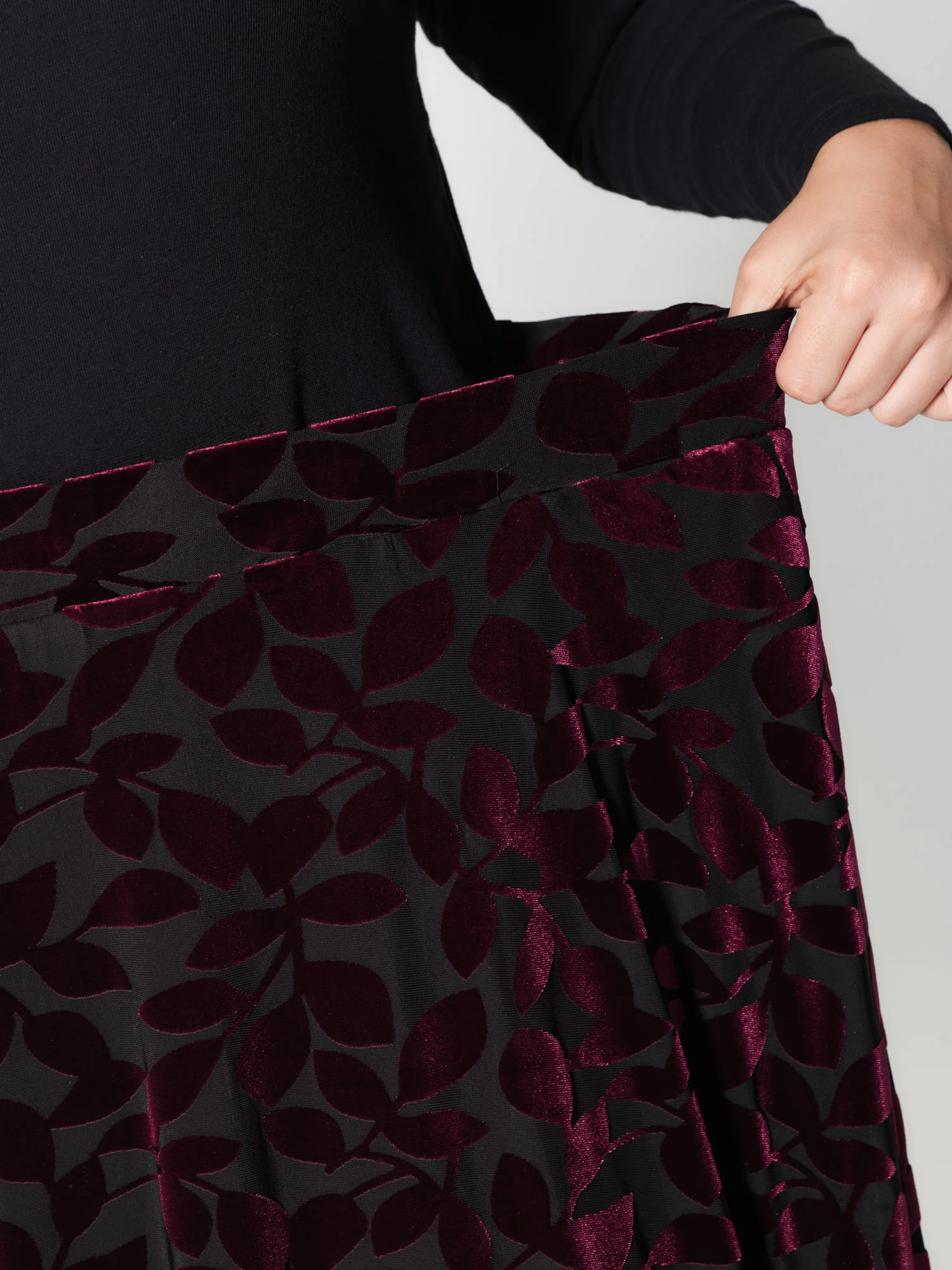 Laser-Cut Velvet Pleated Maxi Skirt - Image 3