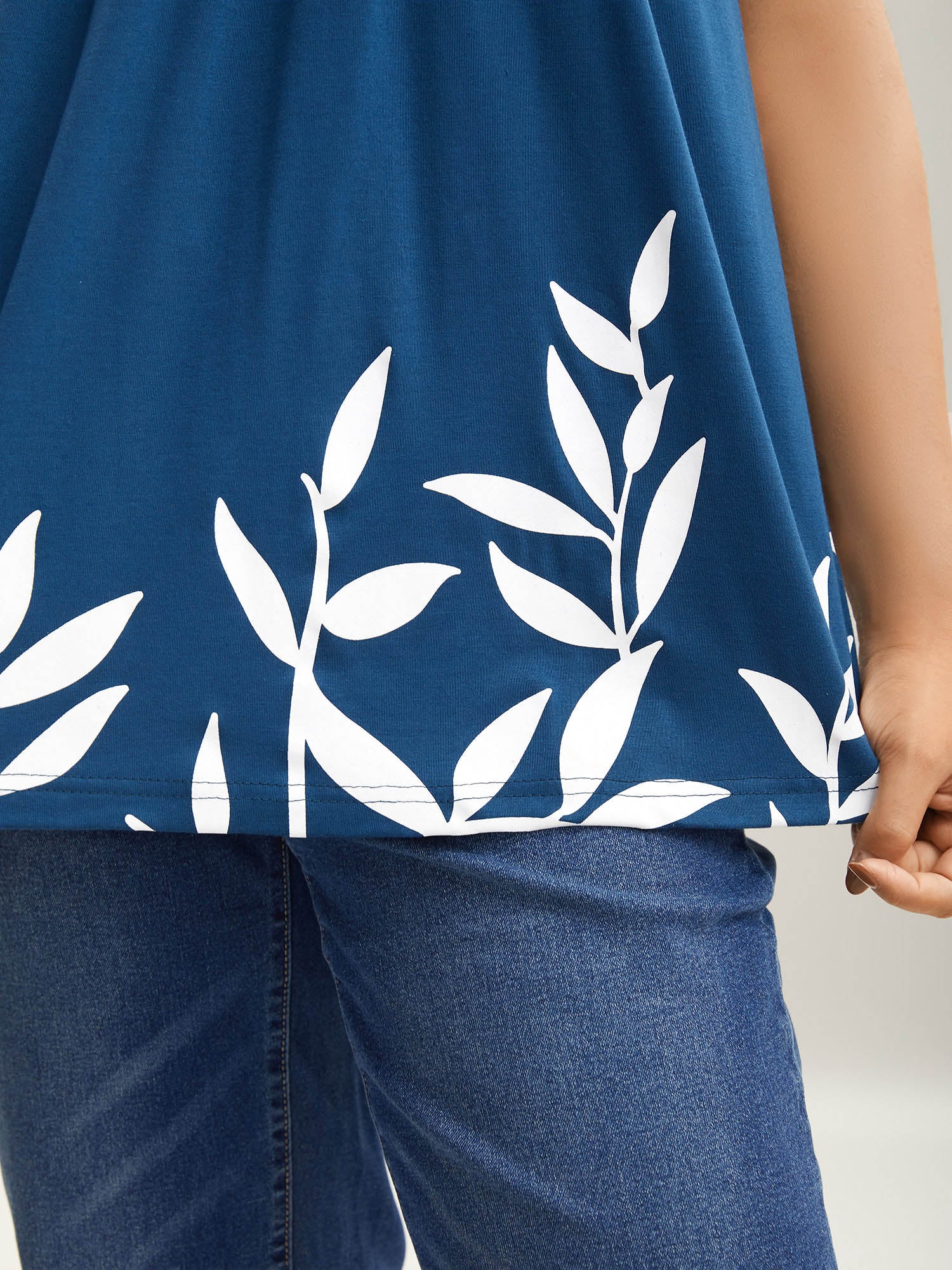 Leafy Printed Hem Pleated Sleeveless Top - Image 2