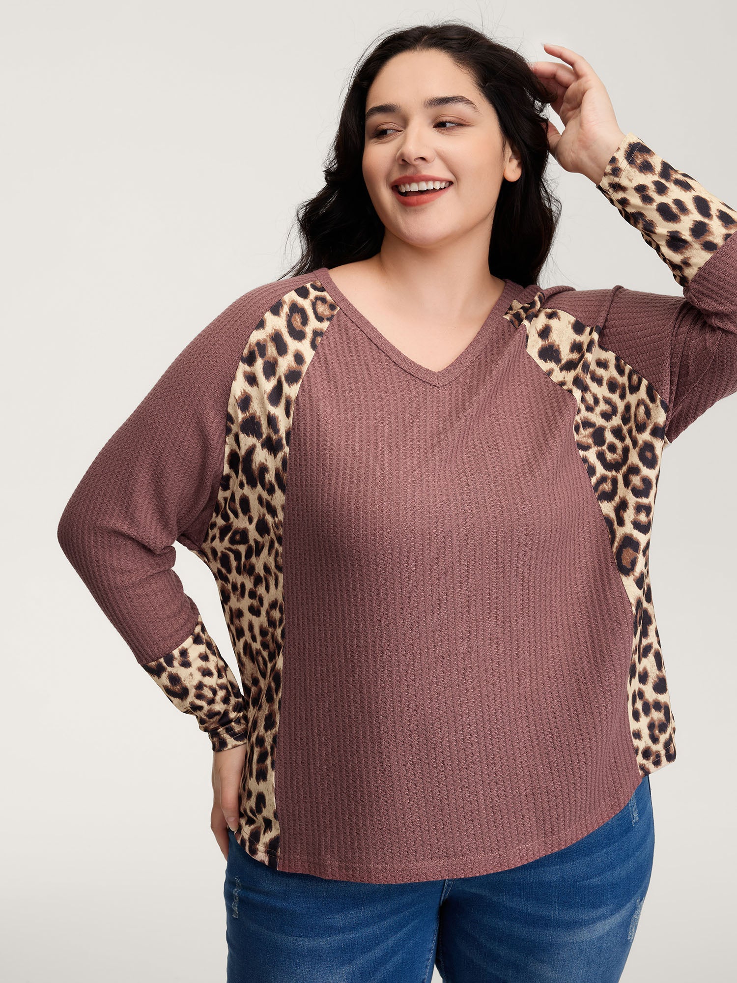 Leopard Contrast Textured V-Neck T-Shirt - Image 2