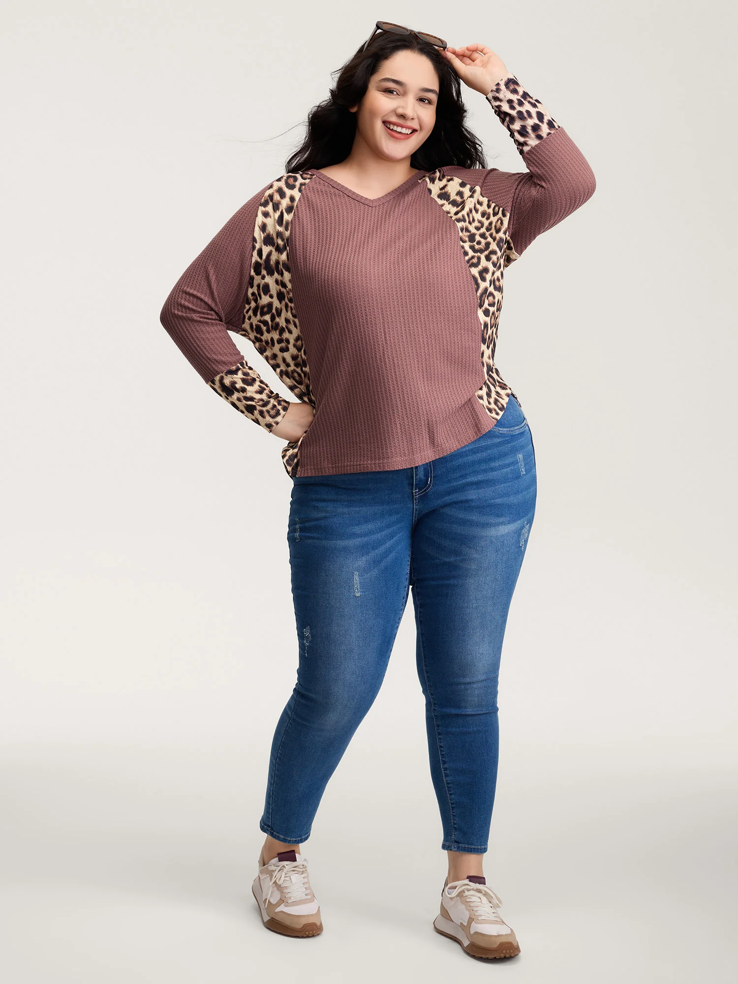 Leopard Contrast Textured V-Neck T-Shirt - Image 3