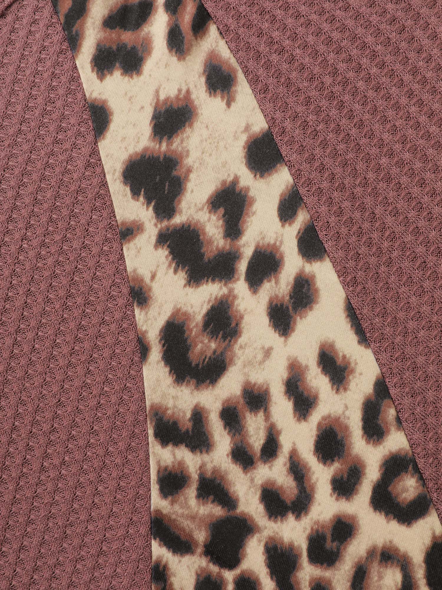 Leopard Contrast Textured V-Neck T-Shirt - Image 5