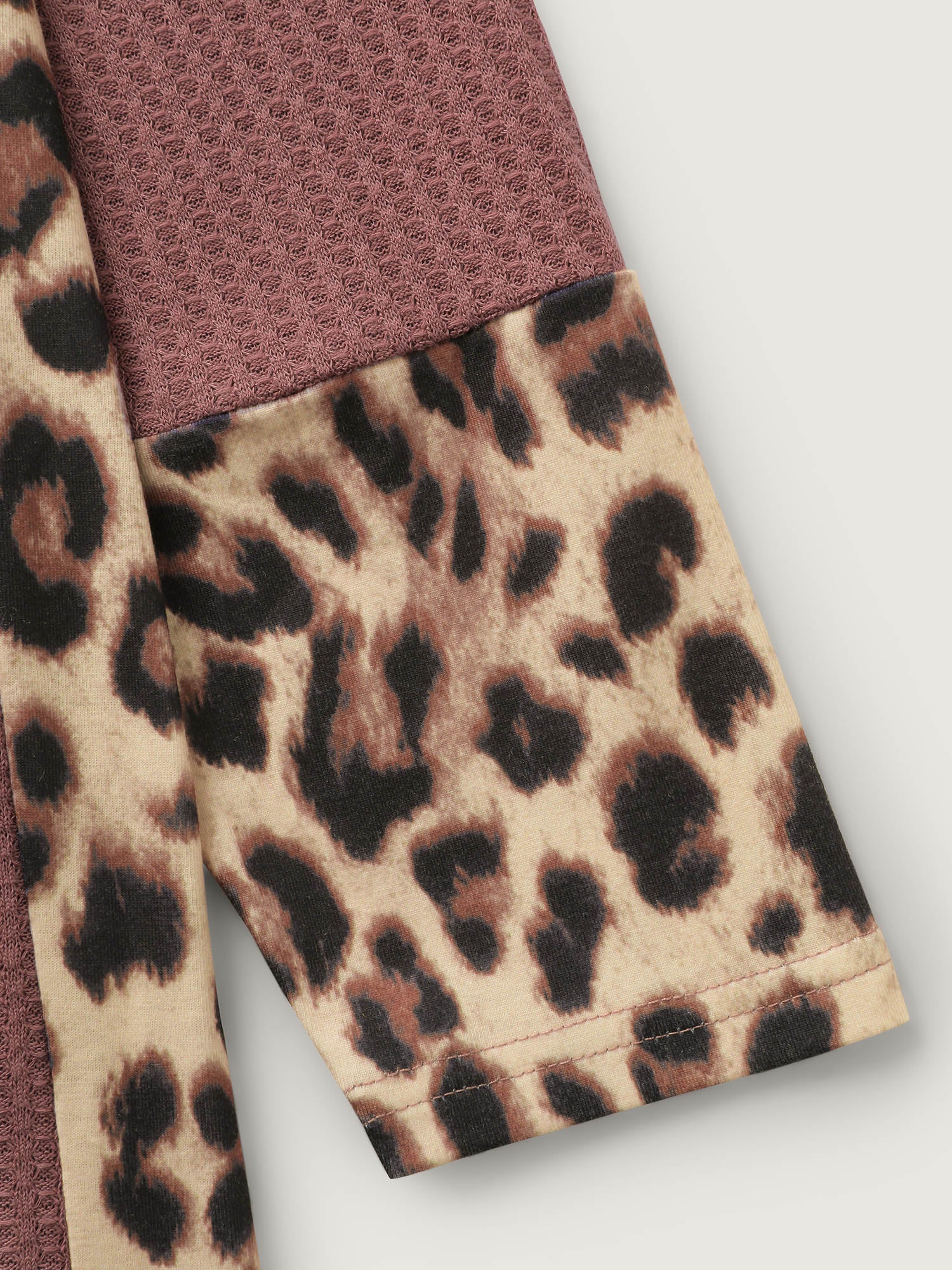 Leopard Contrast Textured V-Neck T-Shirt - Image 6