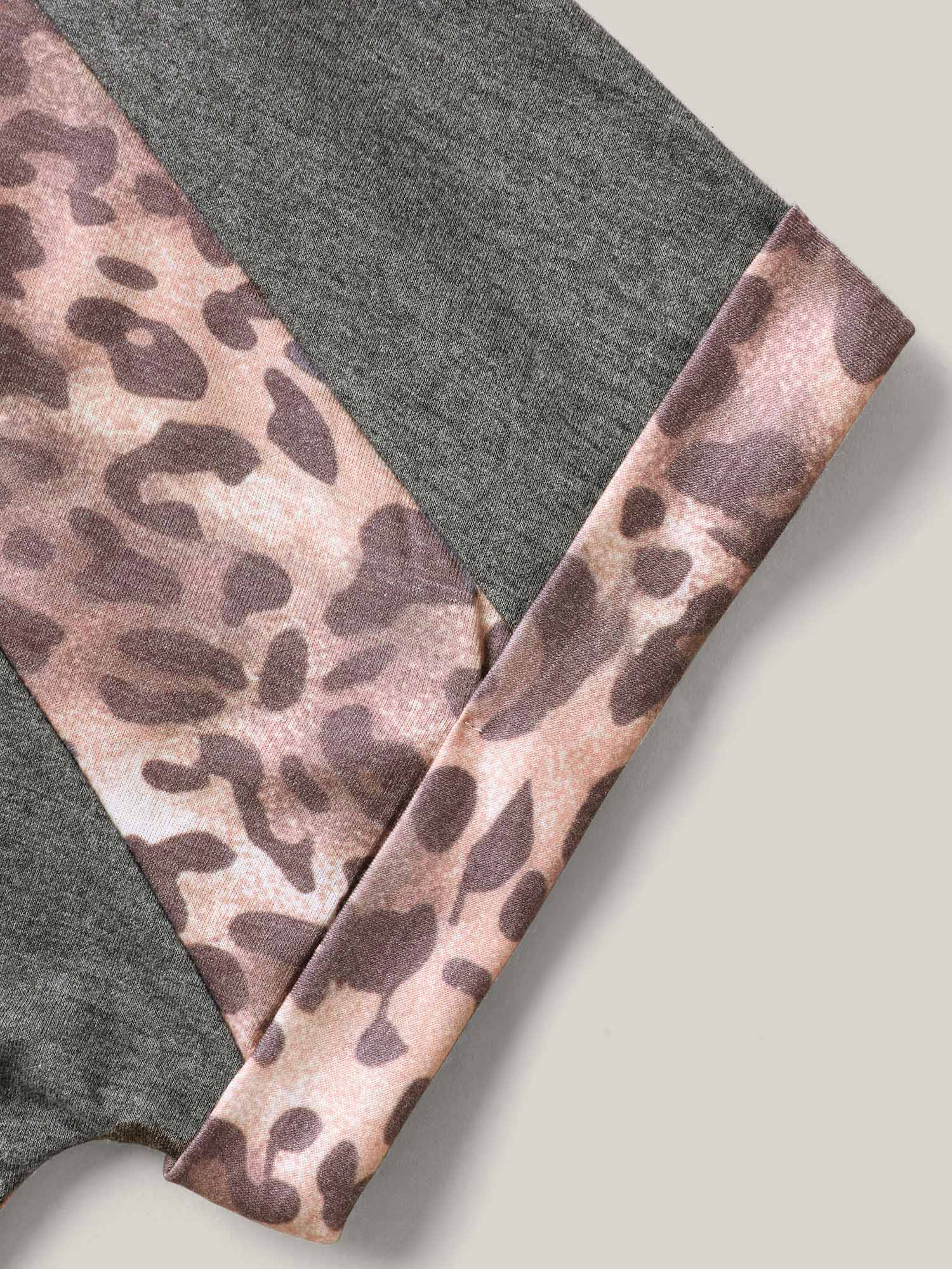 Leopard Print Color Contrast T-Shirt - Image 6