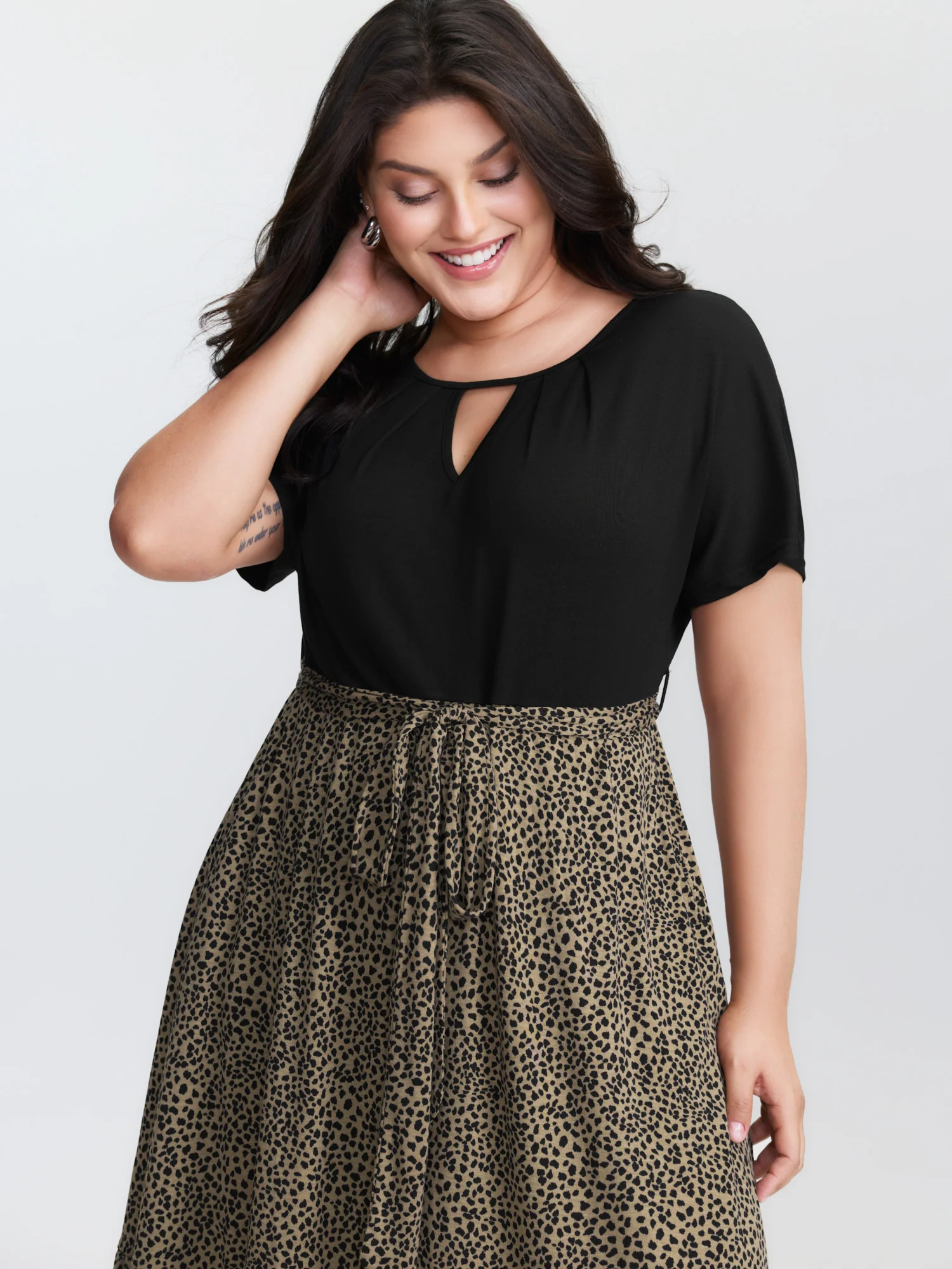 Leopard Print Contrast Cut-Out Neckline Midi Dress - Image 2