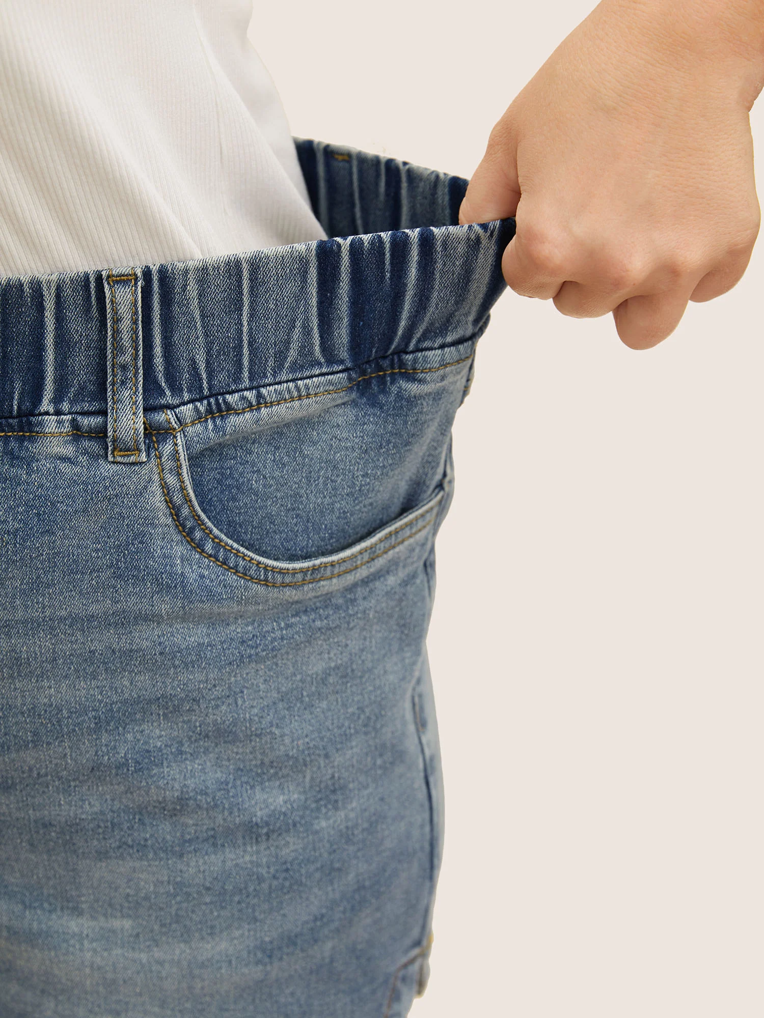 Light Wash Slit Hem Elastic Waist Denim Shorts - Image 4