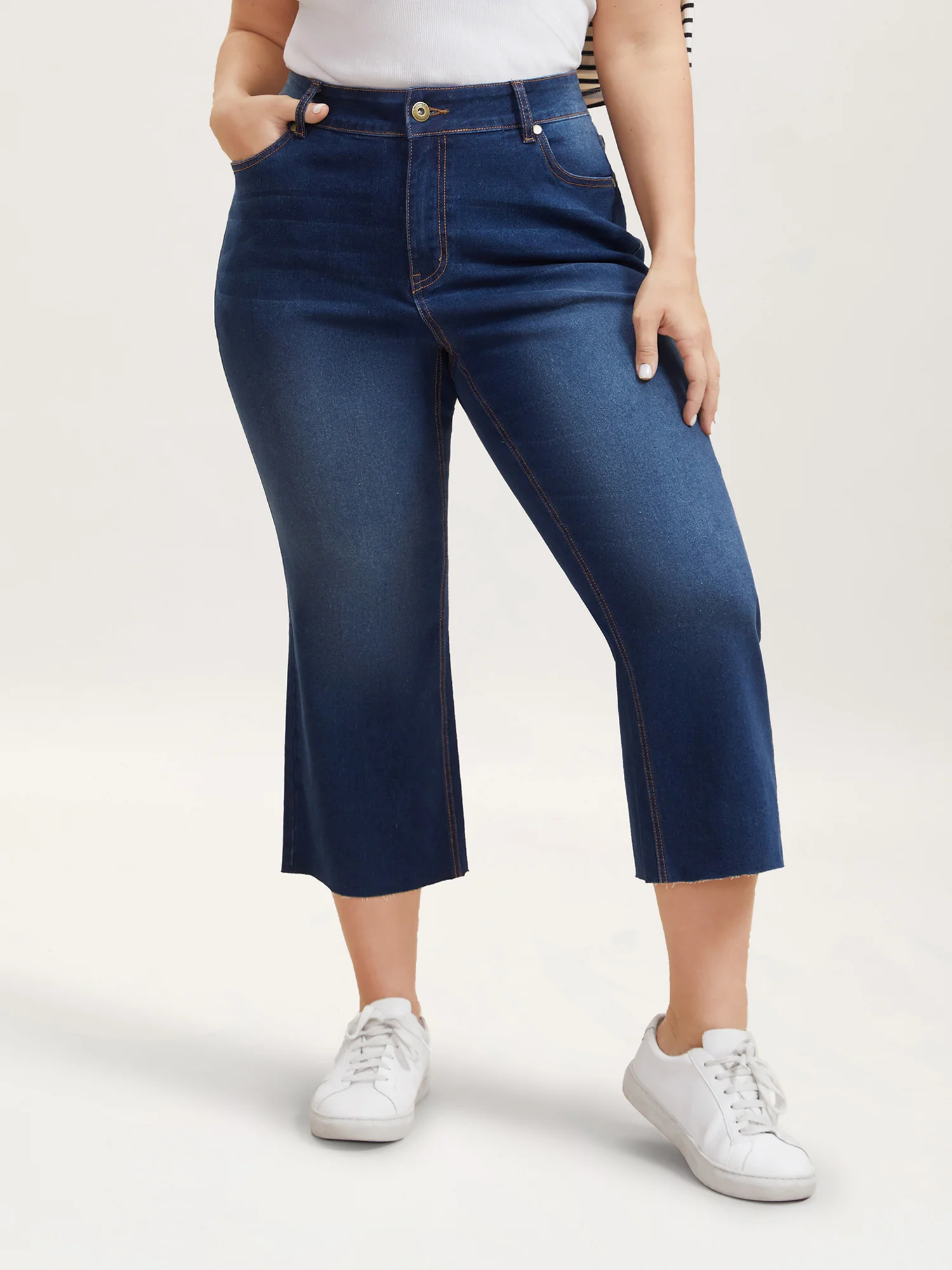 Loose Frayed Hem Crop Jeans - Image 3