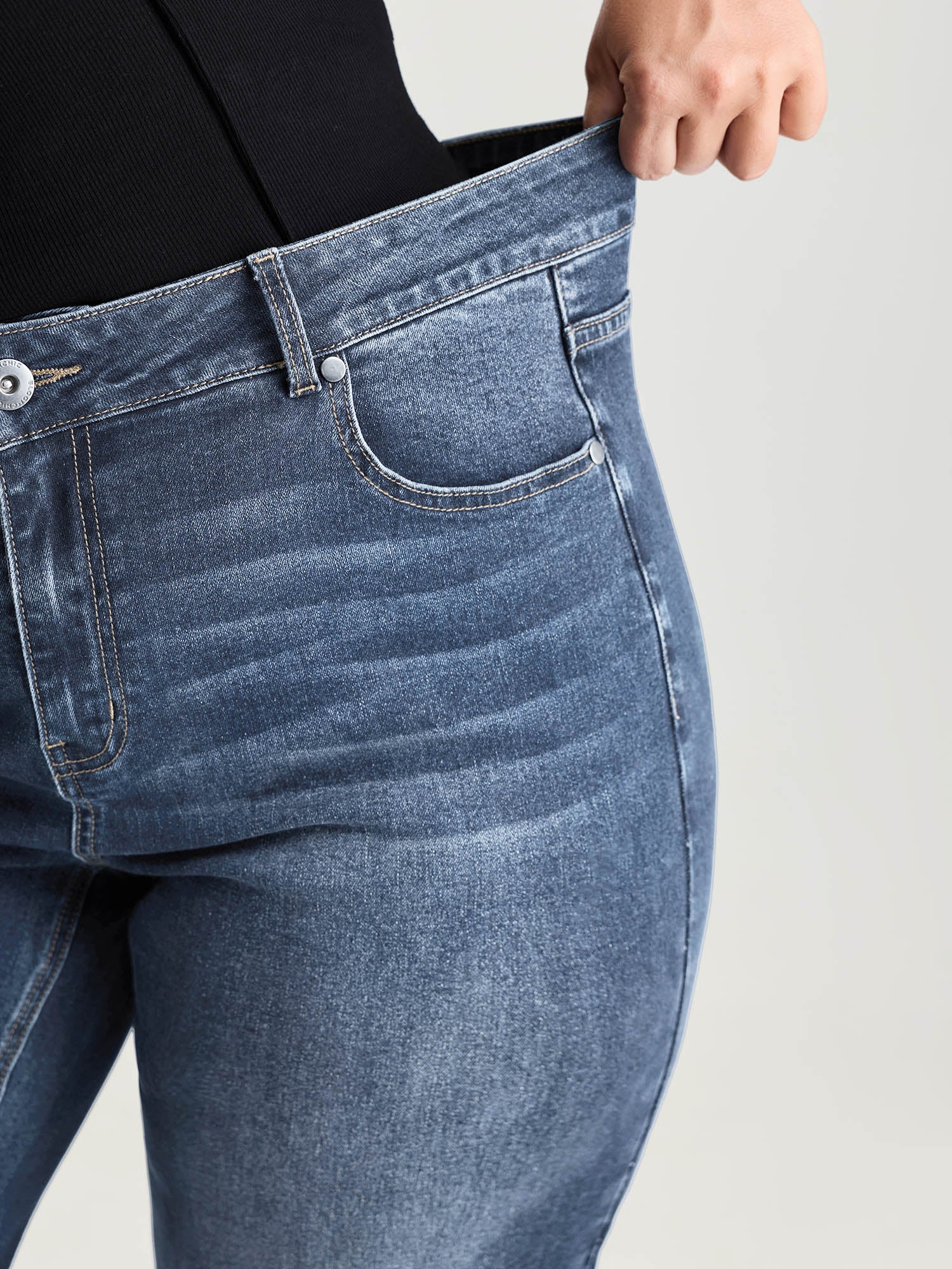 Classic Wide-Leg Capri Jeans - Image 11