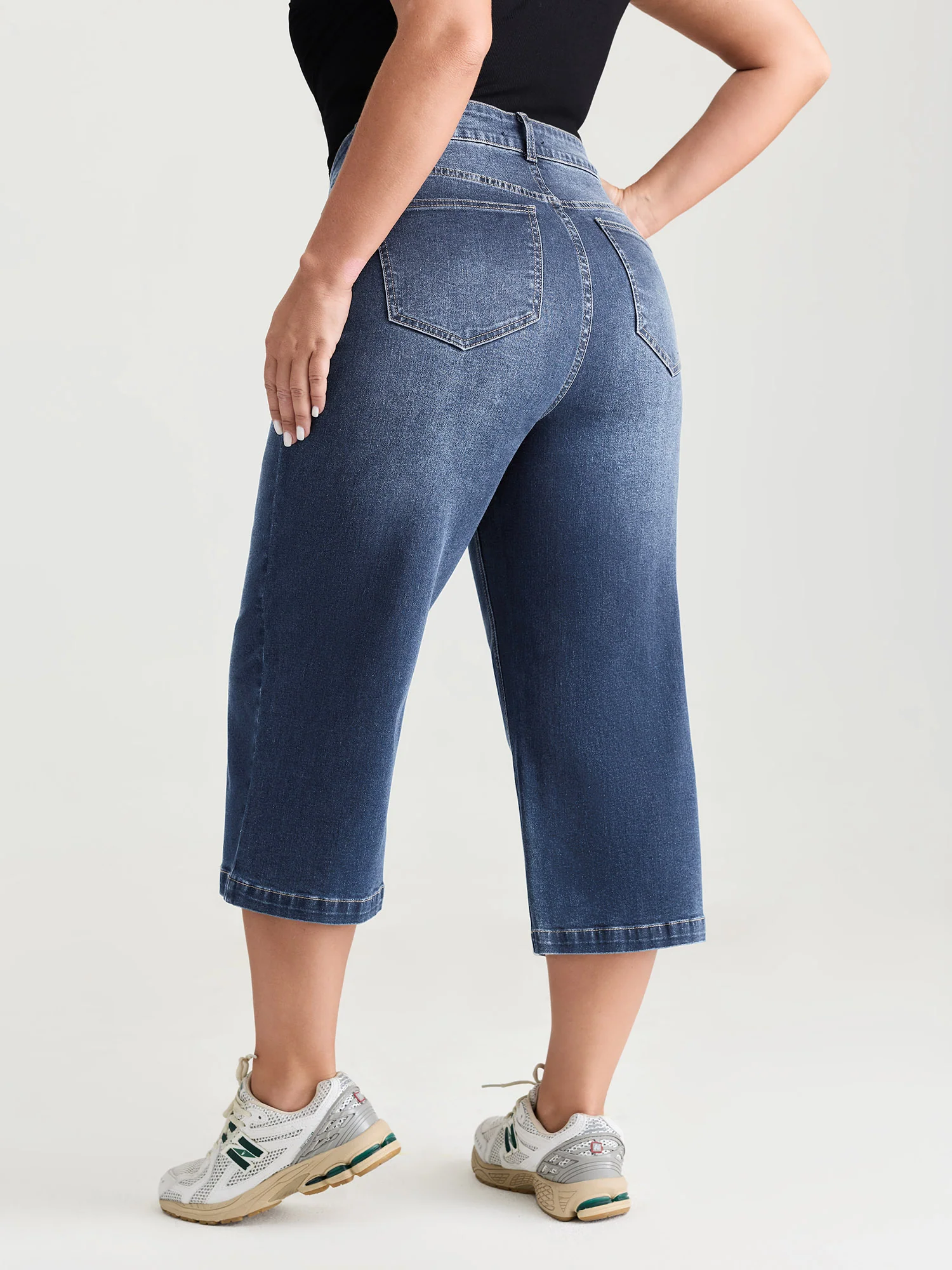 Classic Wide-Leg Capri Jeans - Image 12