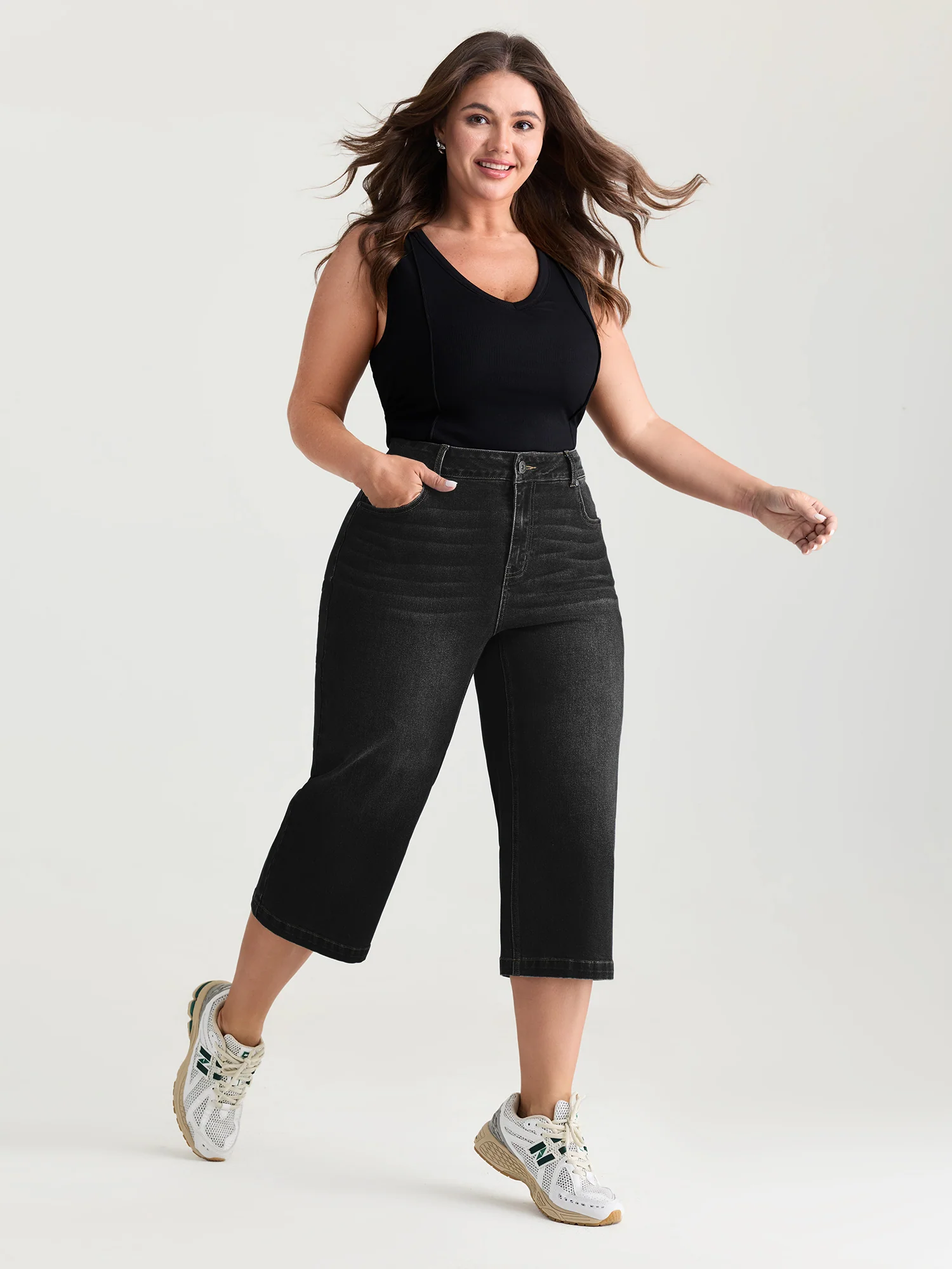 Classic Wide-Leg Capri Jeans - Image 13