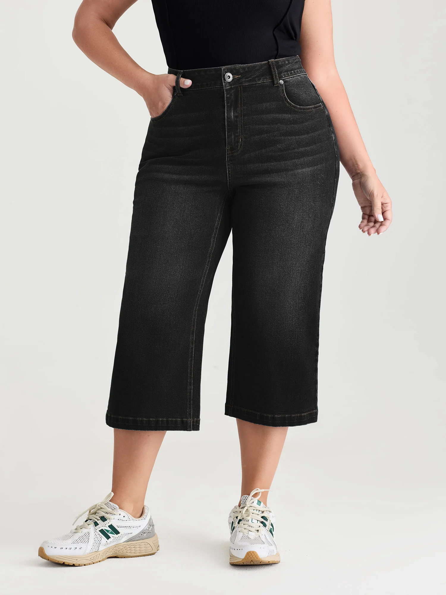 Classic Wide-Leg Capri Jeans - Image 14
