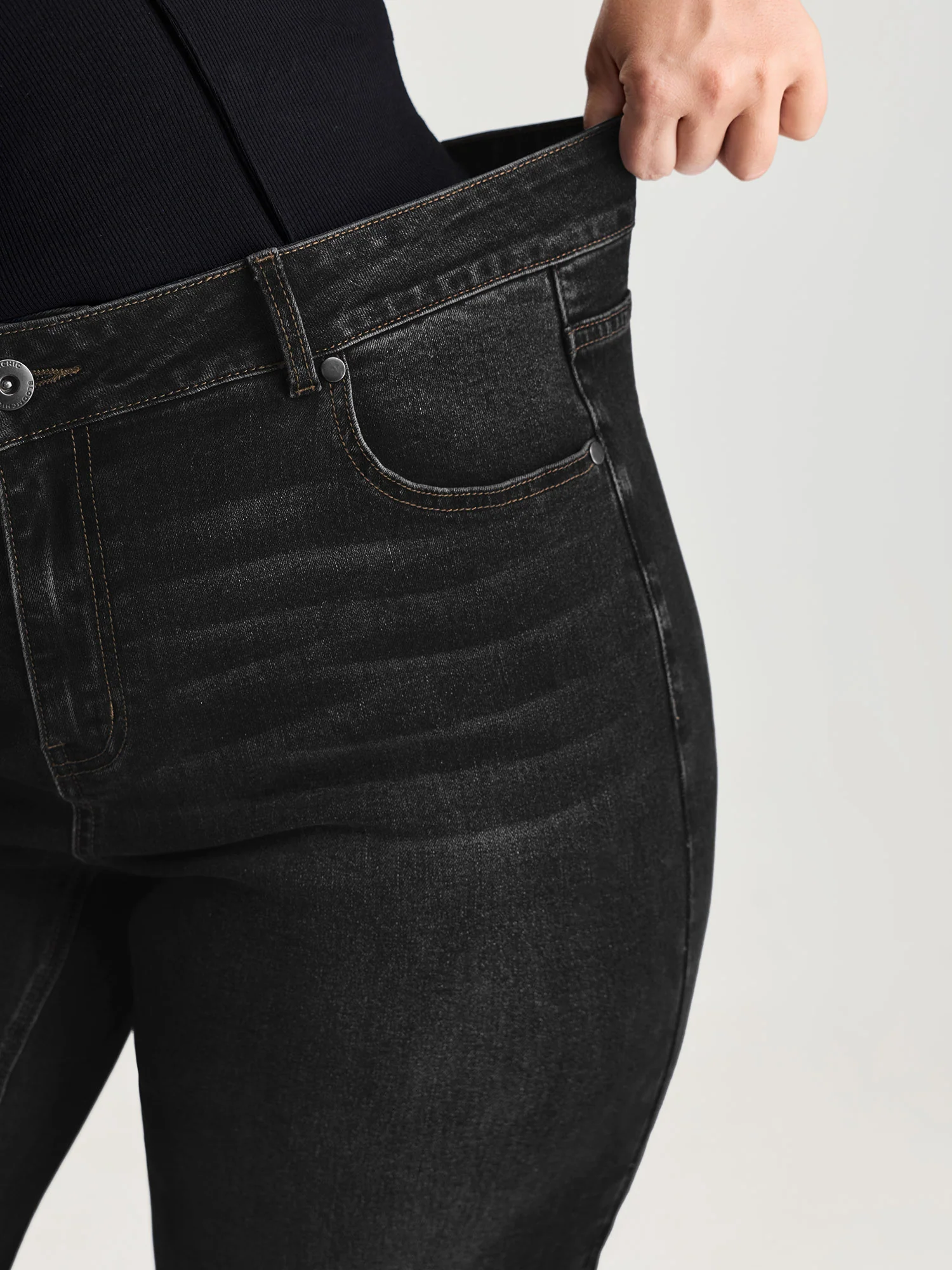 Classic Wide-Leg Capri Jeans - Image 16
