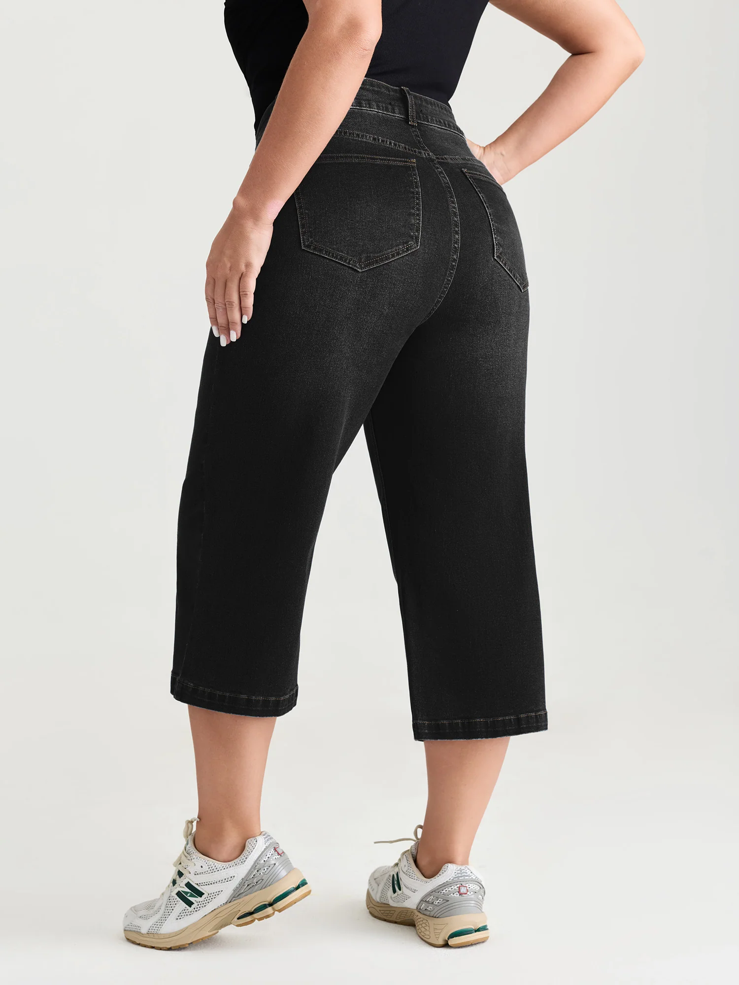 Classic Wide-Leg Capri Jeans - Image 17