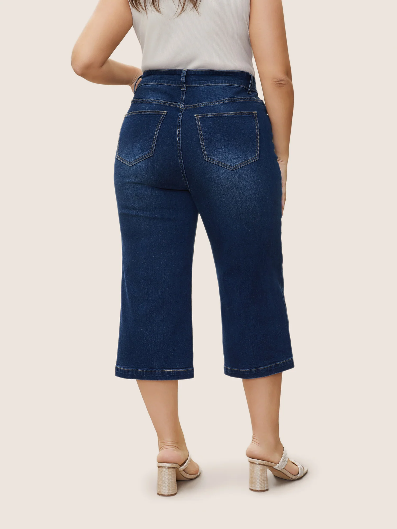 Classic Wide-Leg Capri Jeans - Image 3