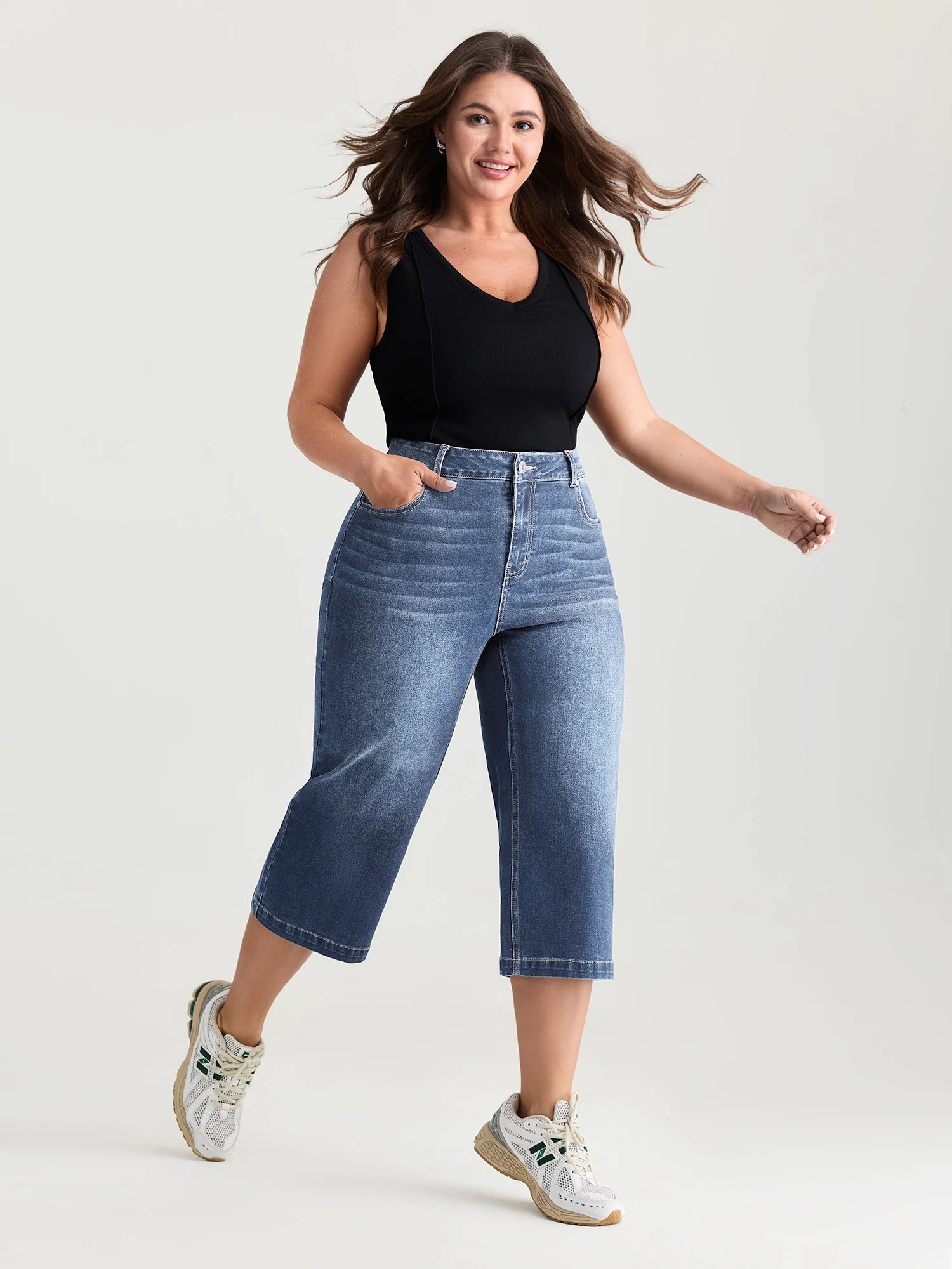 Classic Wide-Leg Capri Jeans - Image 8