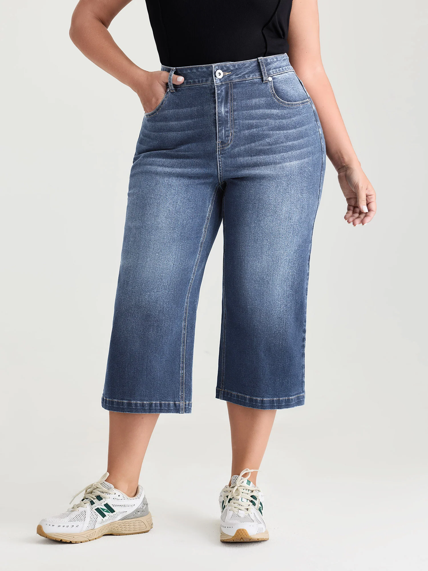 Classic Wide-Leg Capri Jeans - Image 9