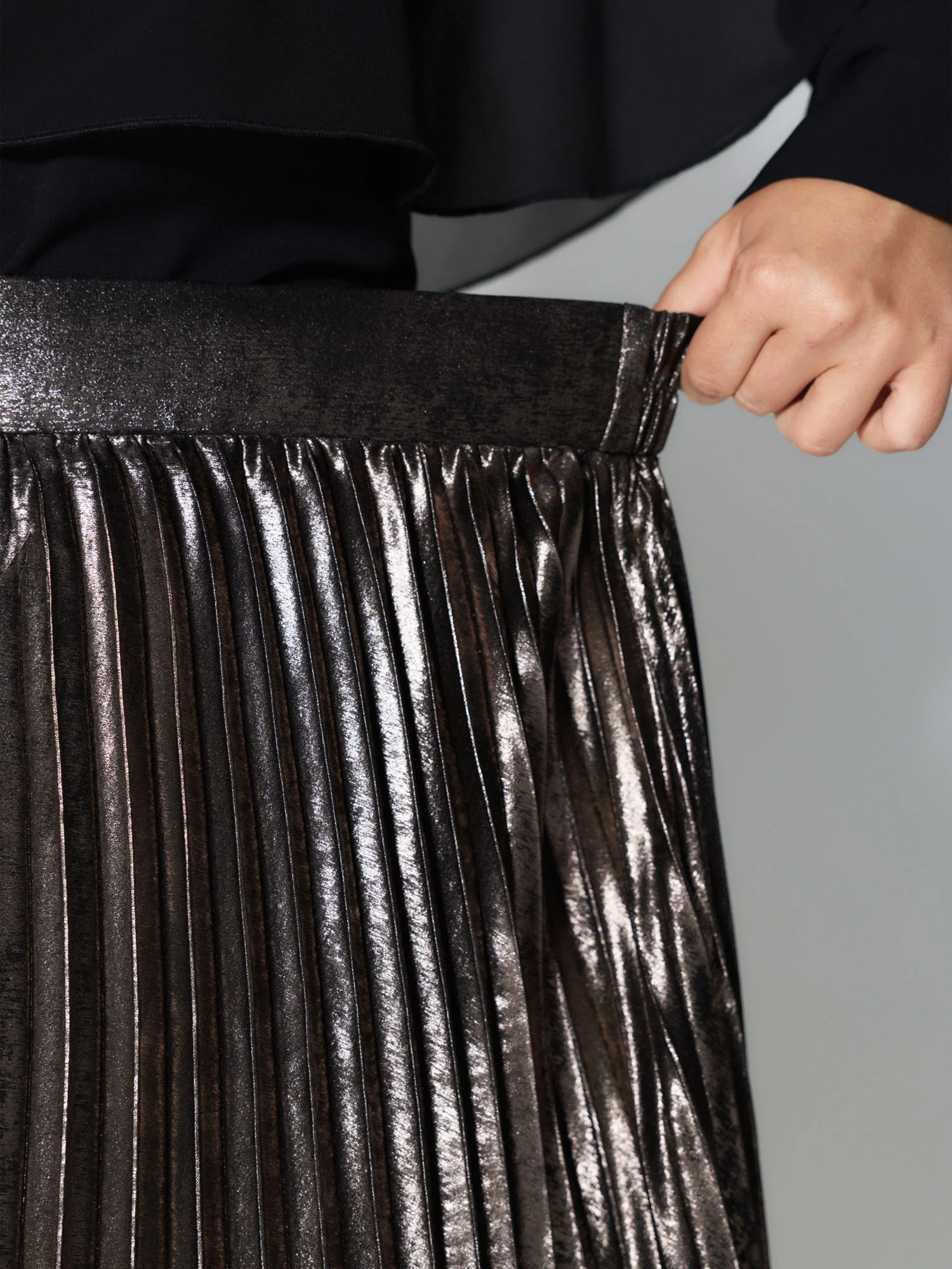 Metallic Shimmer High-Low Hem Pleated Midi Skirt - Image 3