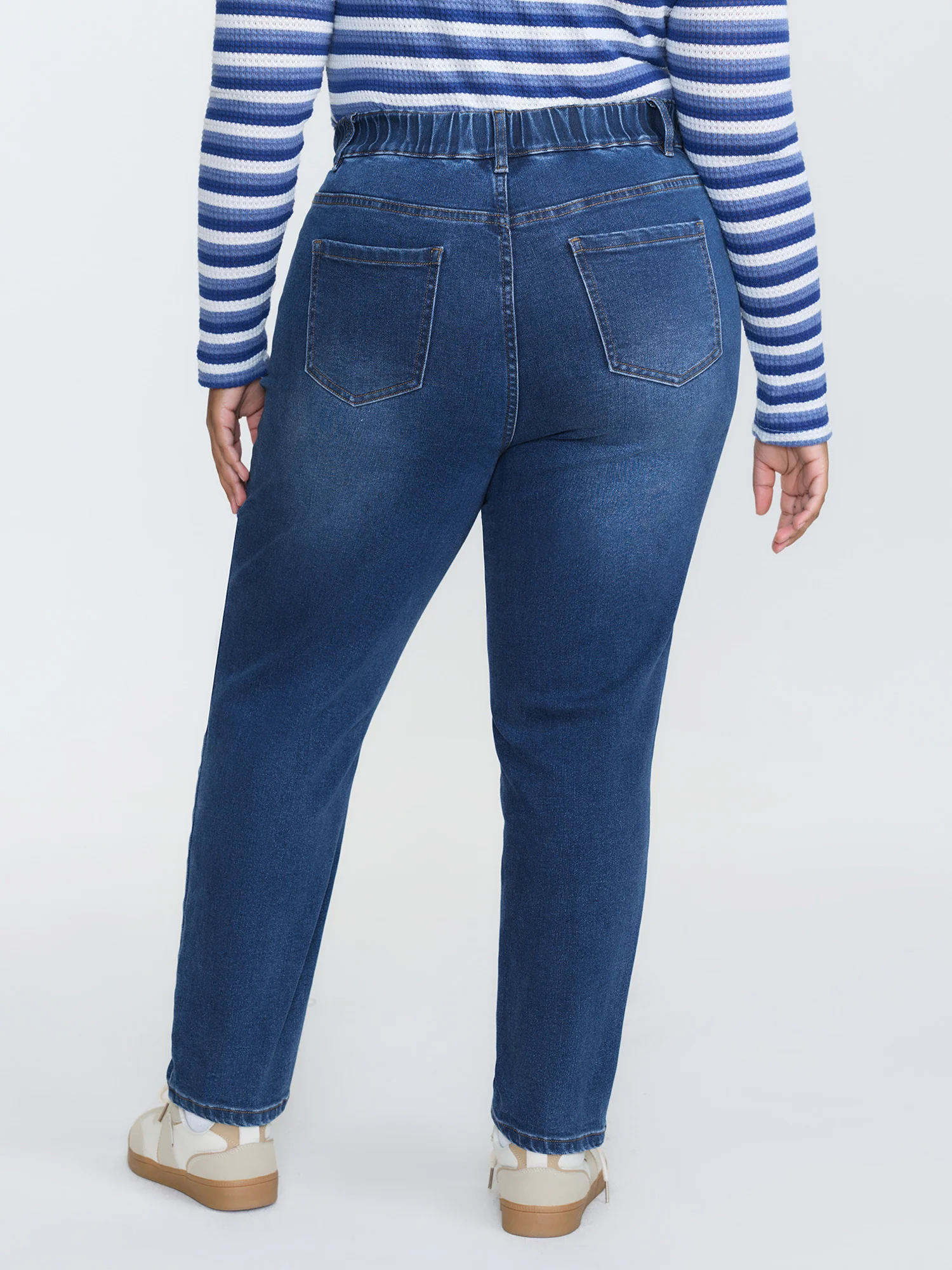 Mid-Rise Curve-Flattering Boyfriend Jeans - Image 5