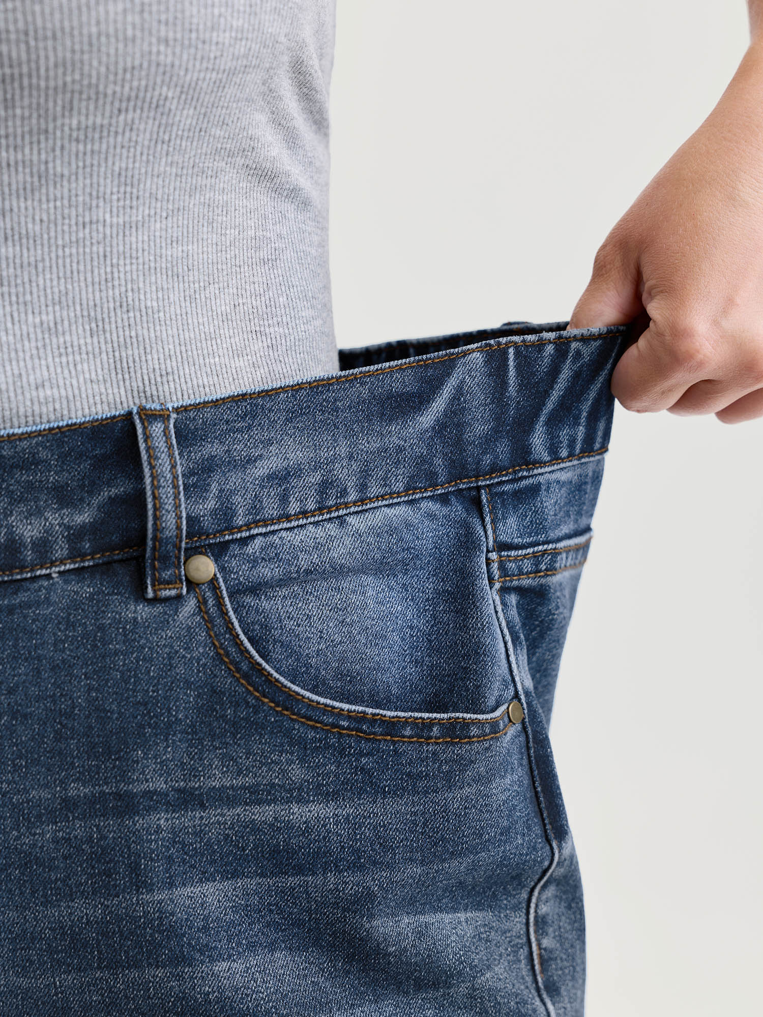 Mid-Rise Elastic Waist Skinny-Fit Denim Shorts - Image 3