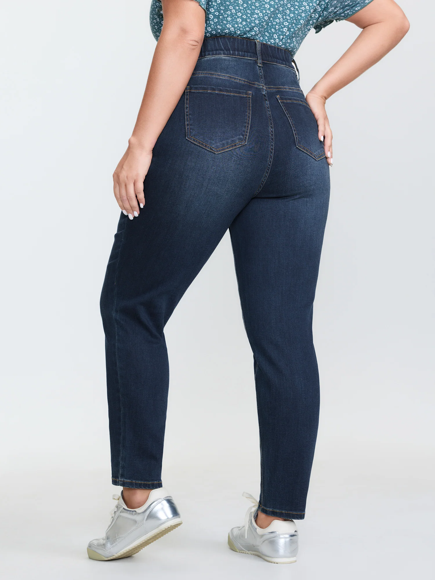 Mid-Rise Stretchy Straight Leg Jeans - Image 7