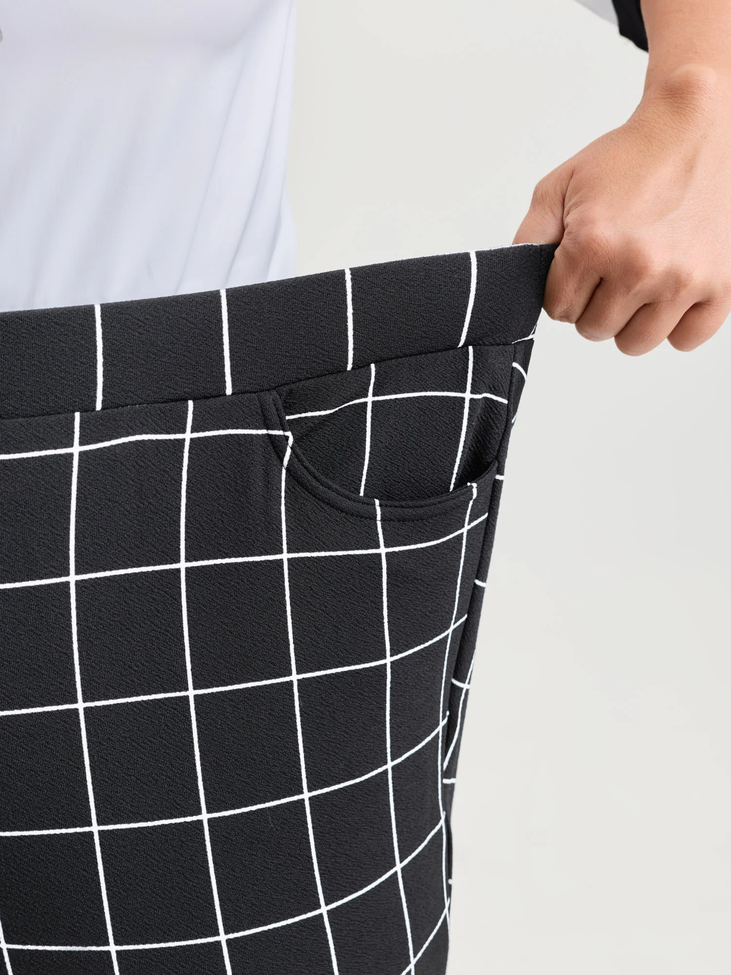 Monochrome Checkered Print Pull-On Pants - Image 4