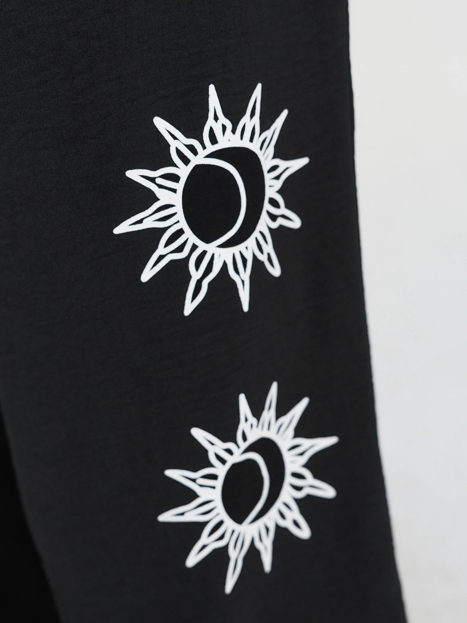 Monochrome Floral Pattern Pants - Image 4