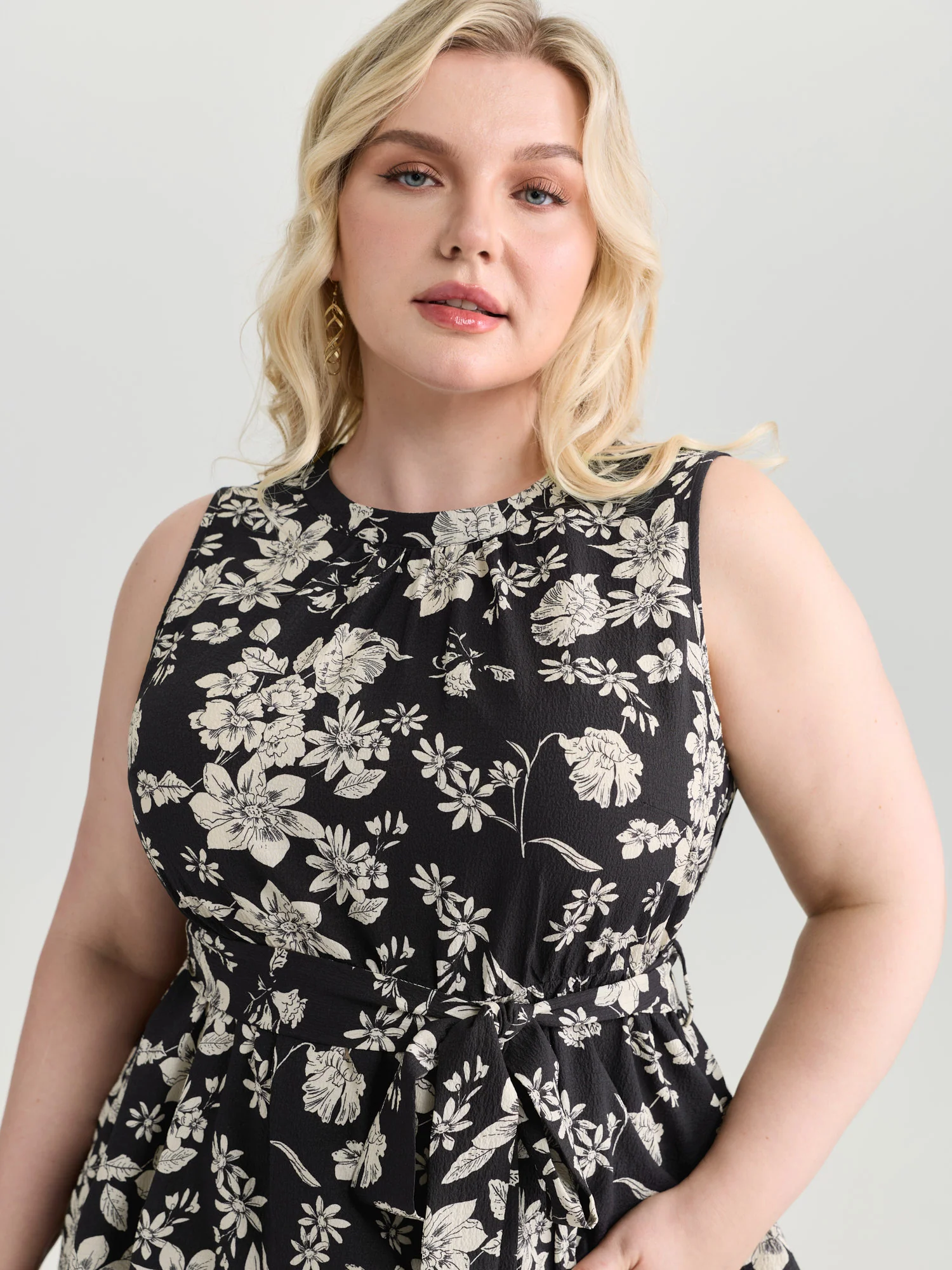 Monochrome Floral Print High Low Hem Top - Image 2