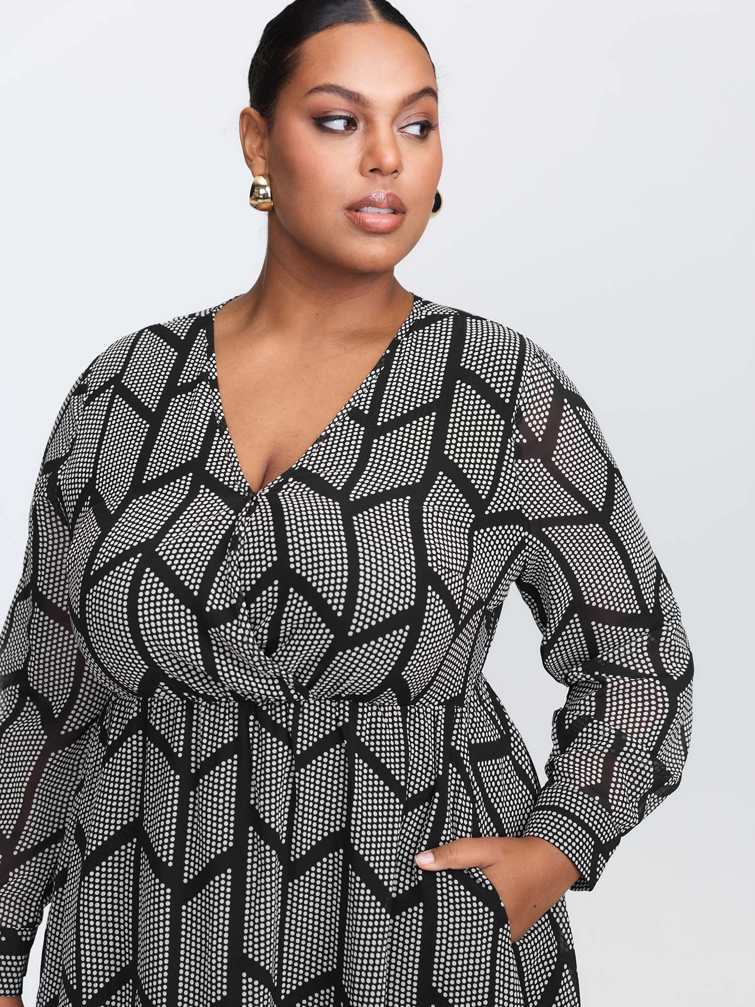 Monochrome Geometric Pattern Surplice Midi Dress - Image 3