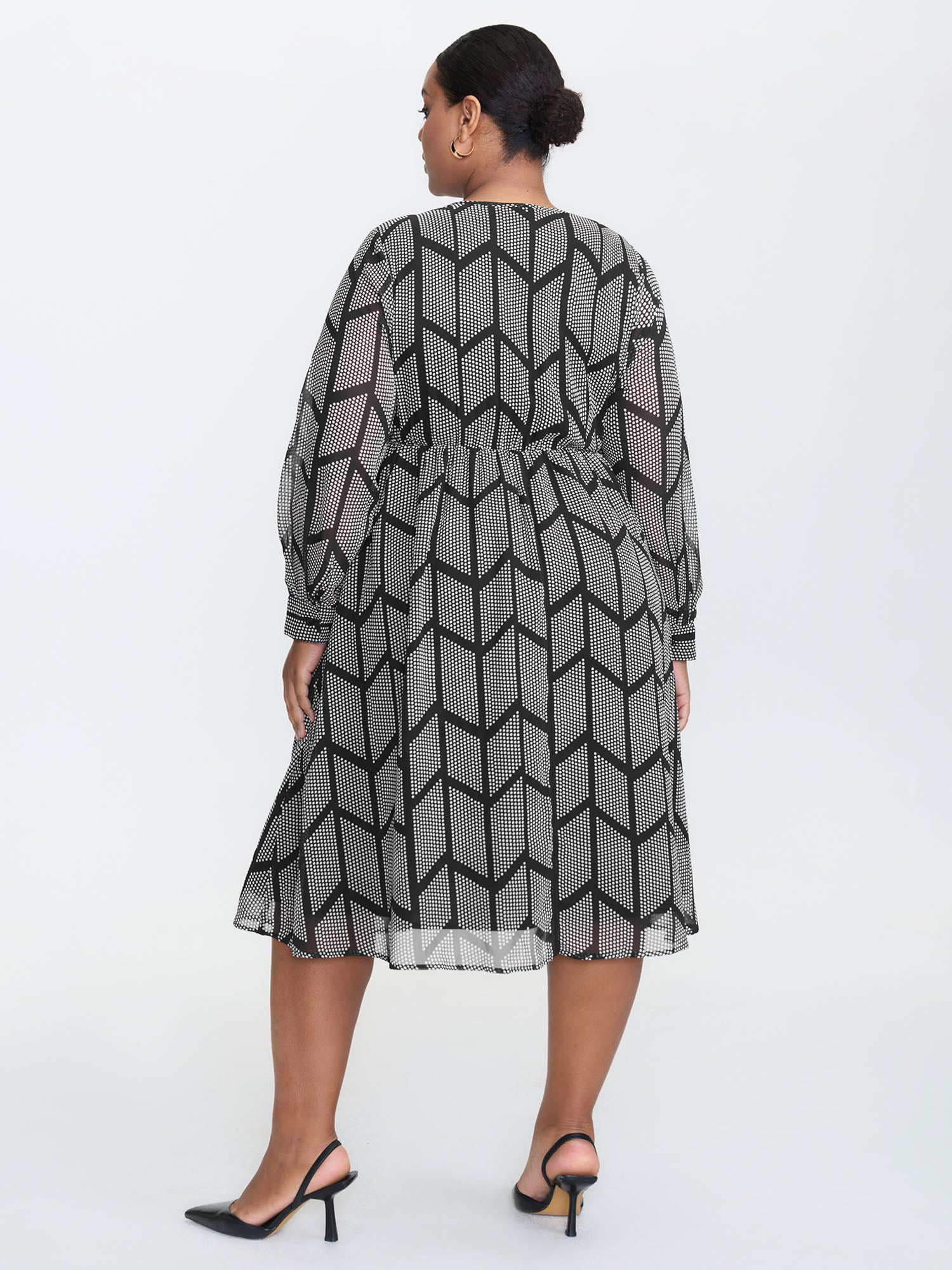 Monochrome Geometric Pattern Surplice Midi Dress - Image 4