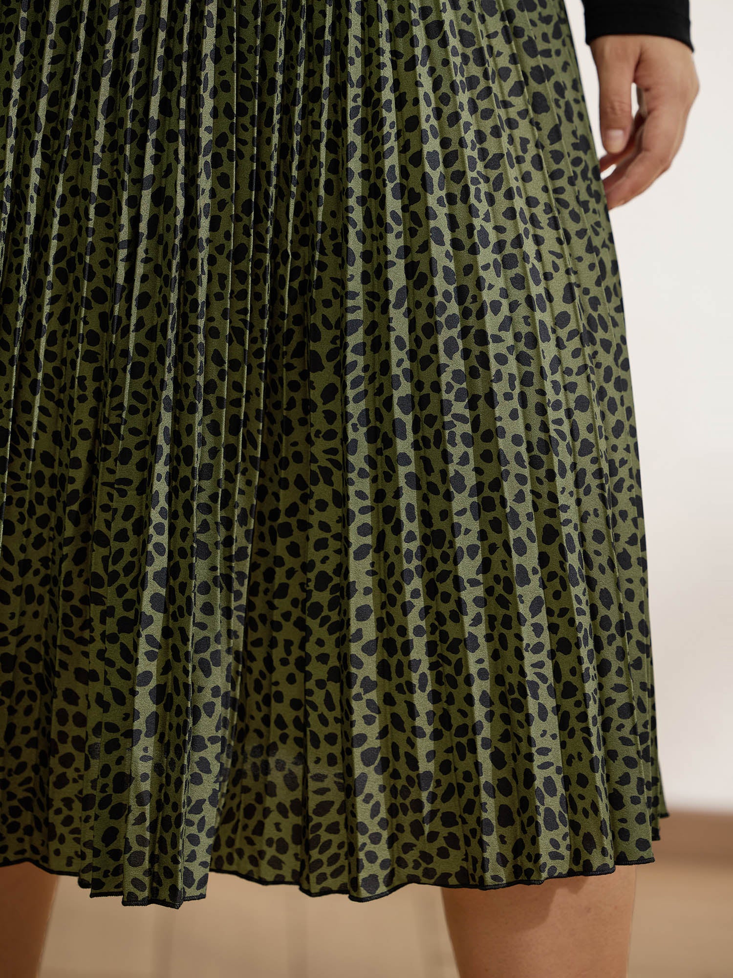 Monochrome Polka Dots Pleated Midi Skirt - Image 4