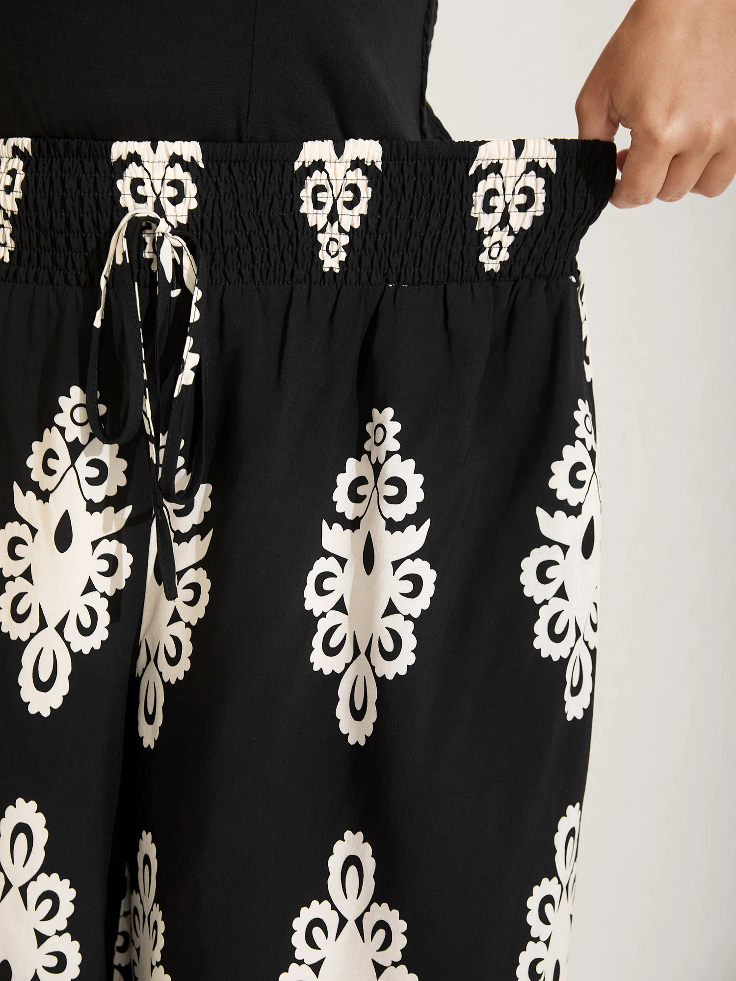 Ornate Print Shirred Wide-Leg Pants - Image 4